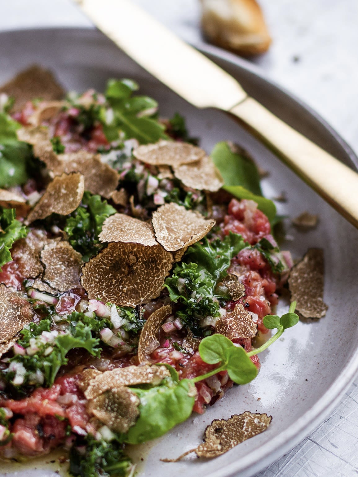 Beef Tatar mit Trüffel und Topninambur Chips Rezept 2