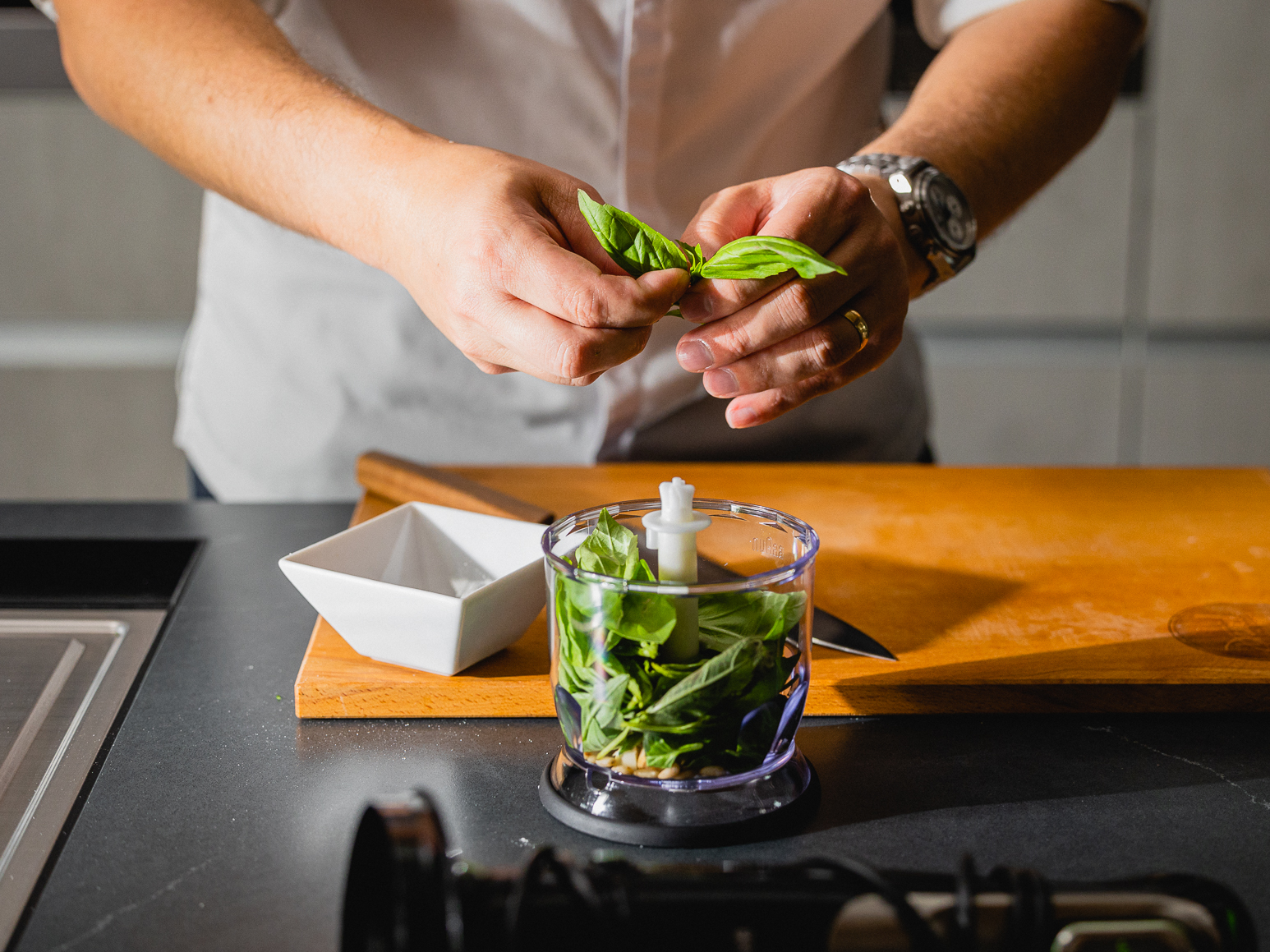 Schritt 1: Pesto für Focaccia mit Basilikum-Pesto zubereiten 