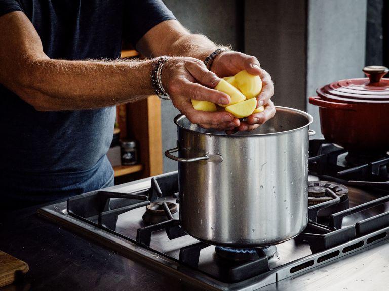 Schritt 1: 1. Kartoffeln schälen und kochen