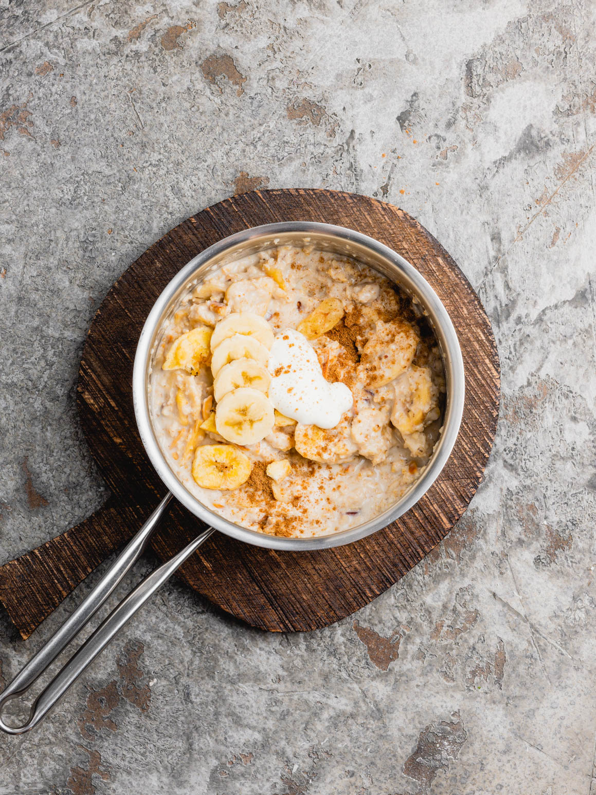 Bananen-Nuss-Porridge mit Joghurt Rezept