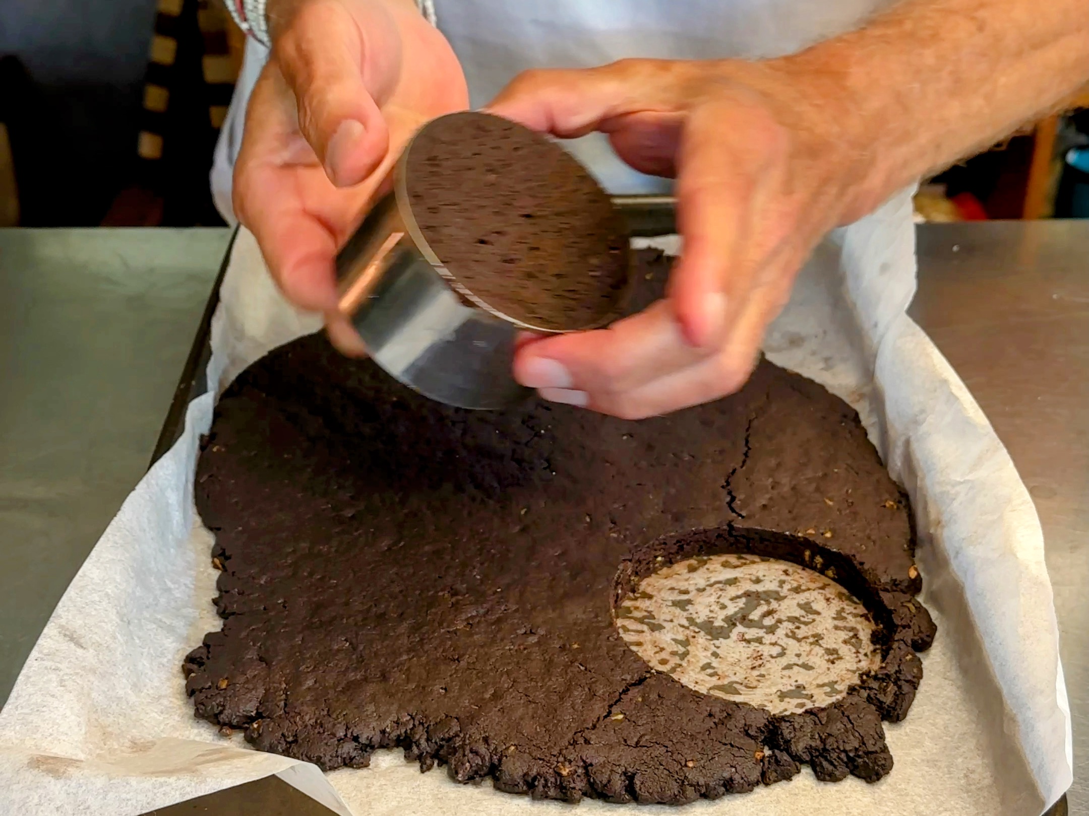 Schritt 1: Biscuit abkühlen lassen und mit einem Dessertring Rondellen ausstechen