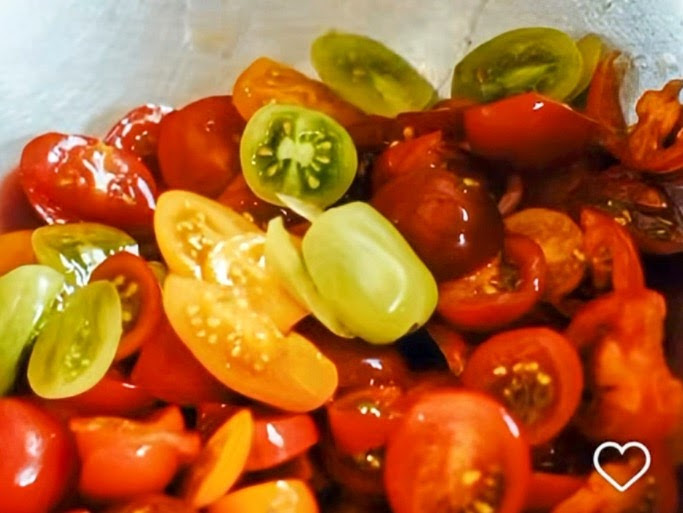 Schritt 1: Tomaten, Zwiebeln und Chorizo für Tomaten-Bohnen Salat mit Chorizo vorbereiten 