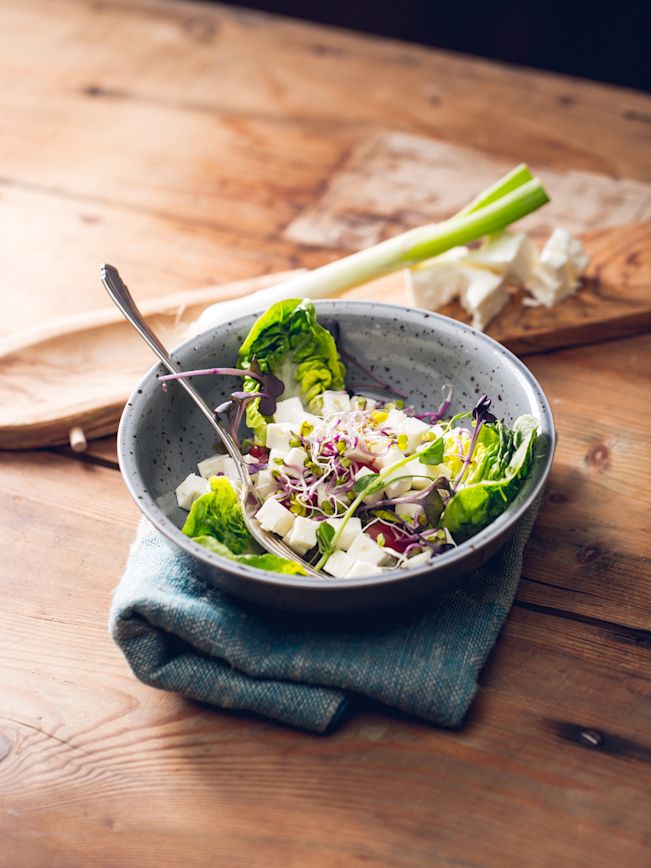 Lauwarmersalat aus Frühlingszwiebeln Fetakäse & Erdbeeren Rezepte 1