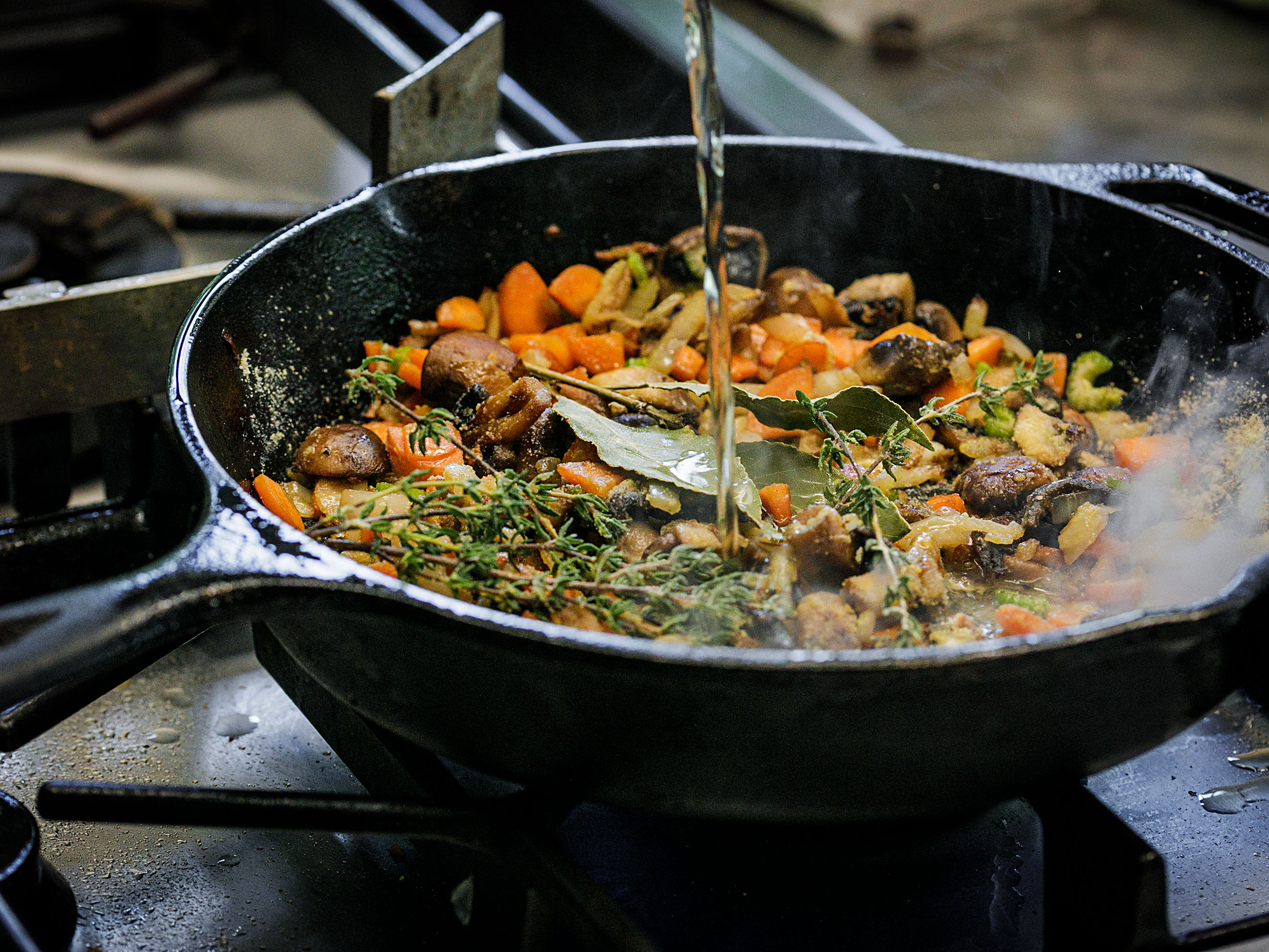 Schritt 2: Gemüse für Klassisches Hühnerfrikassee garen