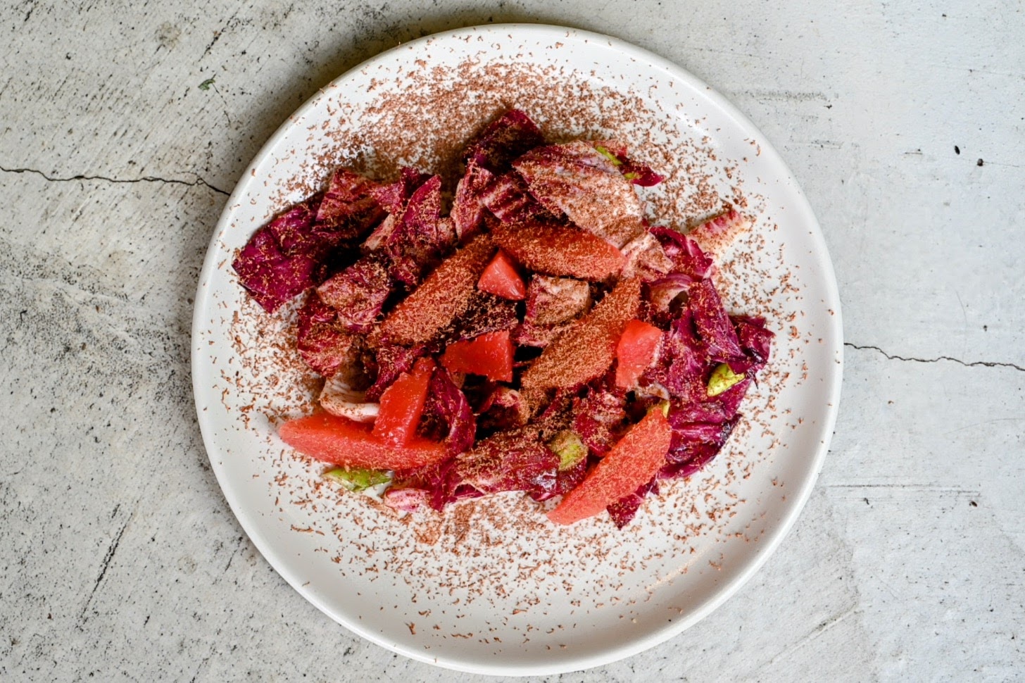 Schritt 2: Radiccio Salat mit Grapefruits und Schokolade anrichten