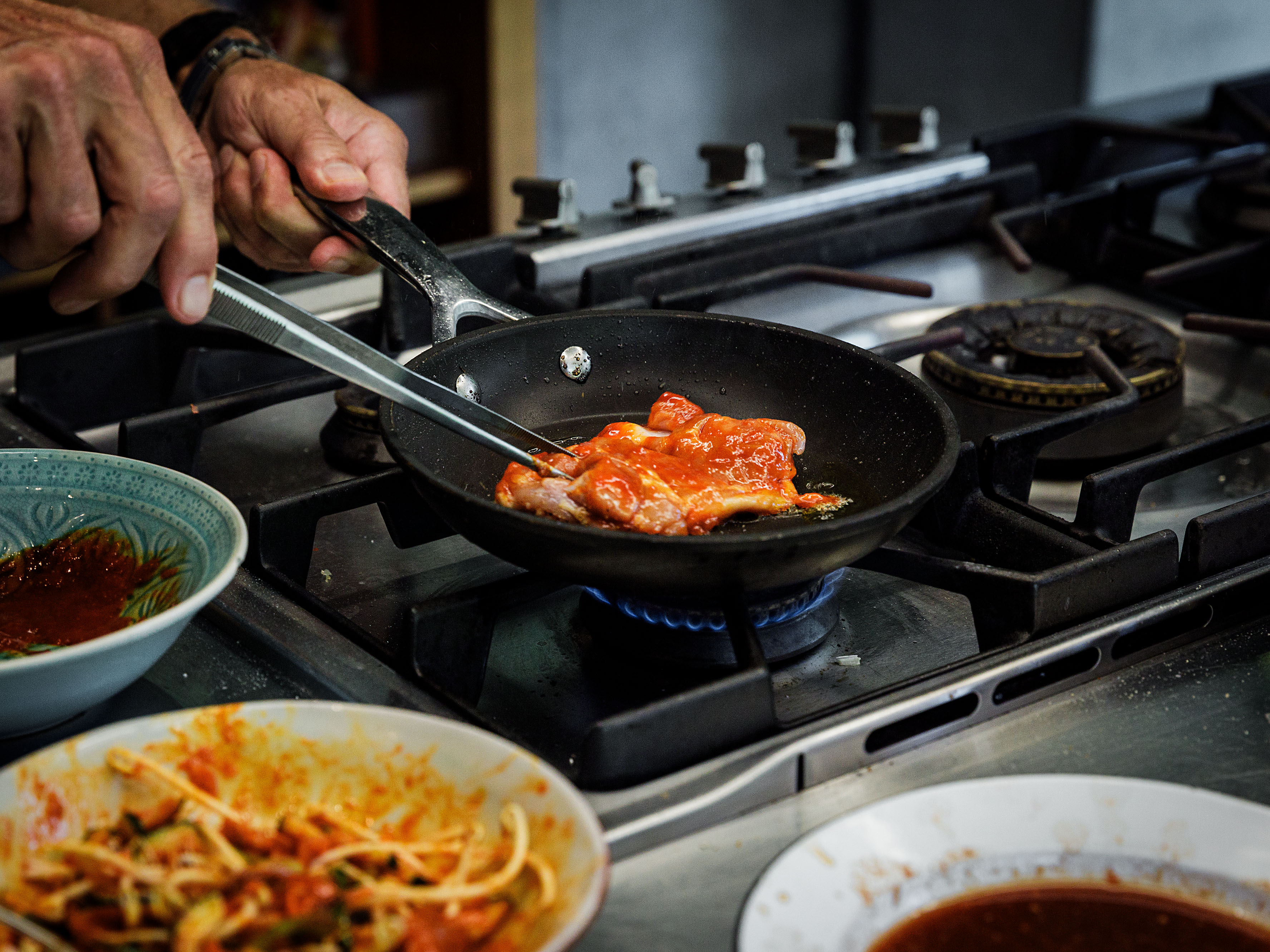 Schritt 3: Chicken und Brötchen für Gochujang Chicken-Burger mit spicy Slaw grillieren 