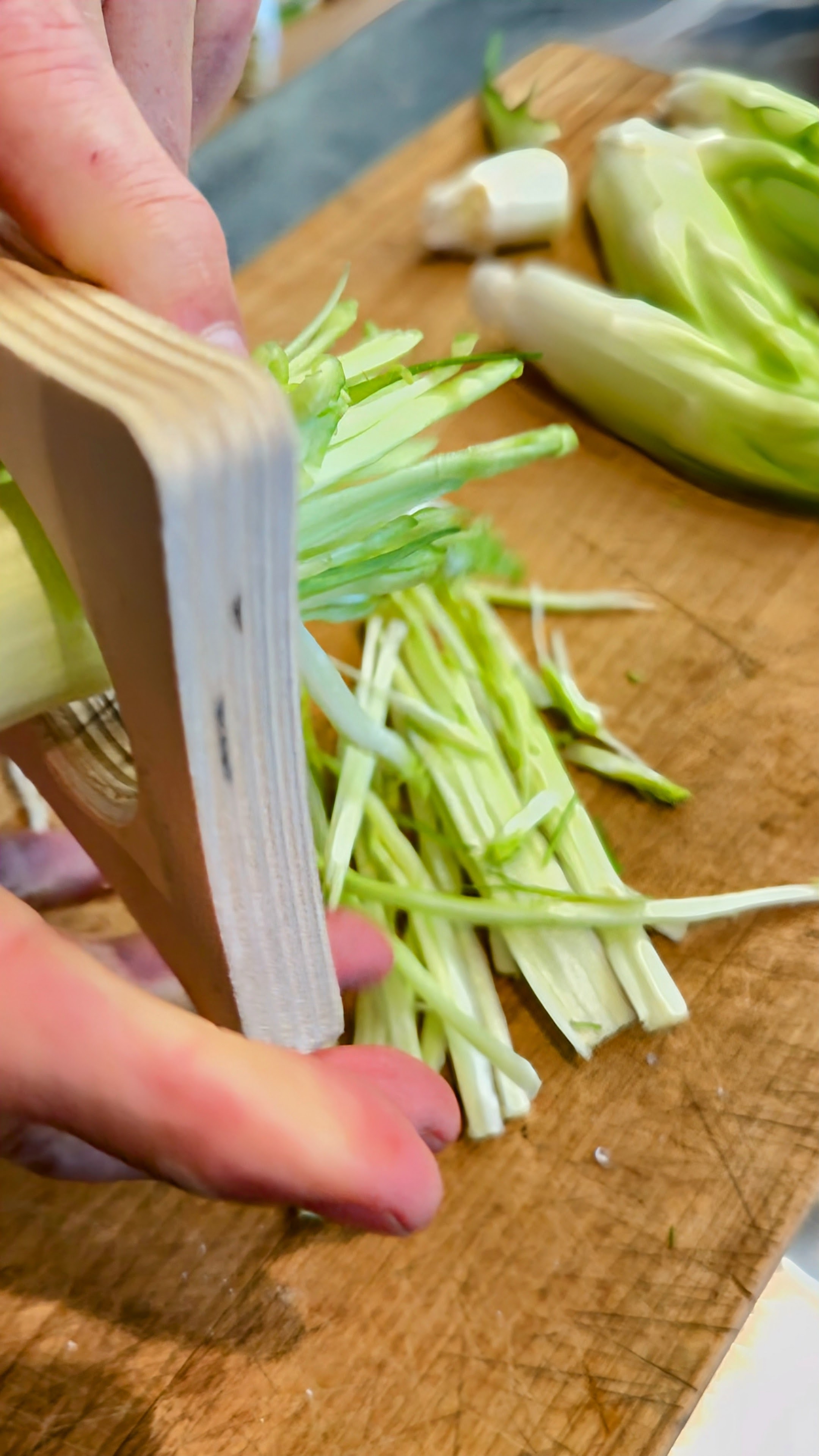 Schritt 1: Punterelle für Punterelle-Salat schneiden