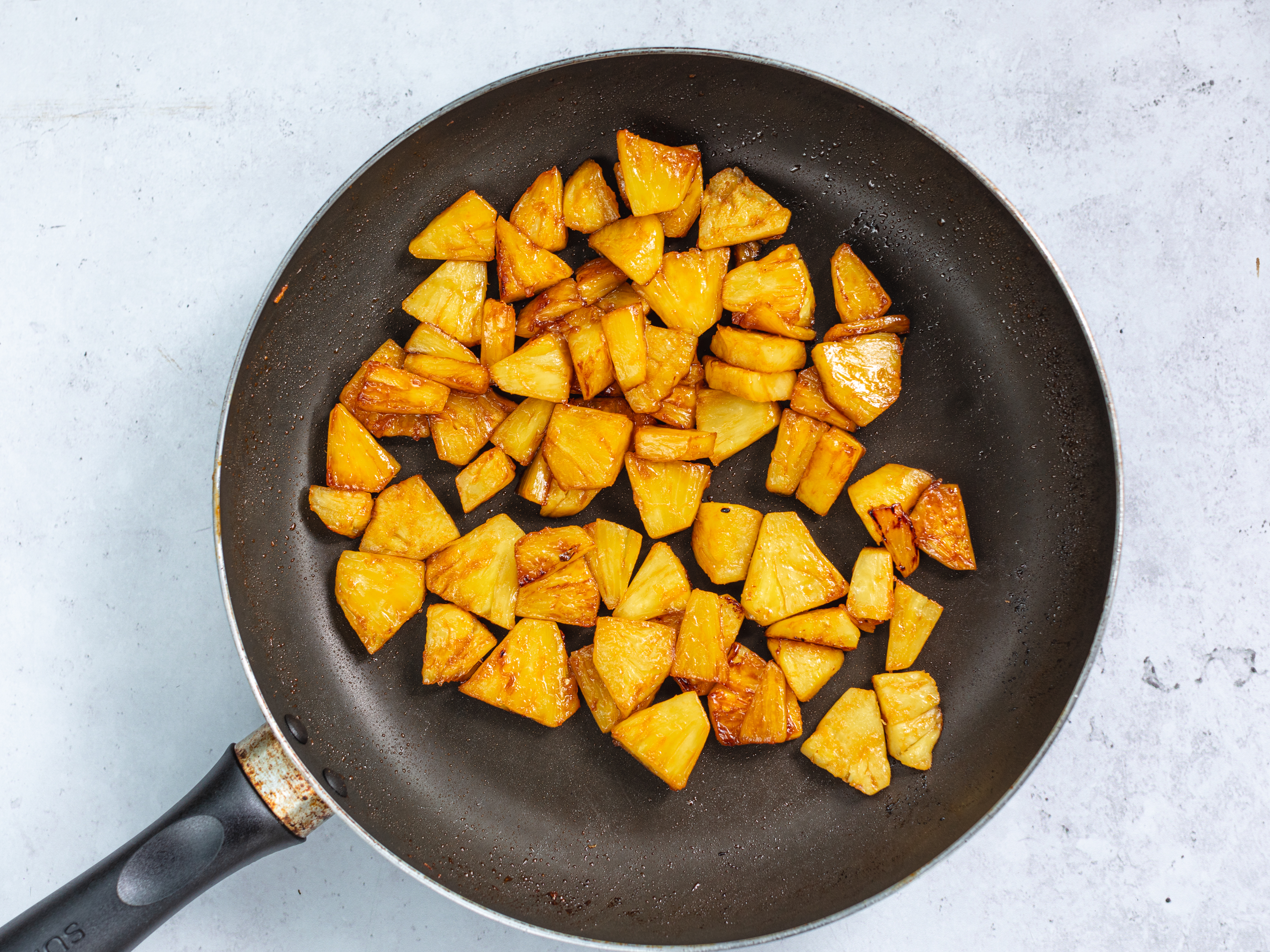 Schritt 2: Ananas für Süssen Polenta-Kokos Pudding karamellisieren 