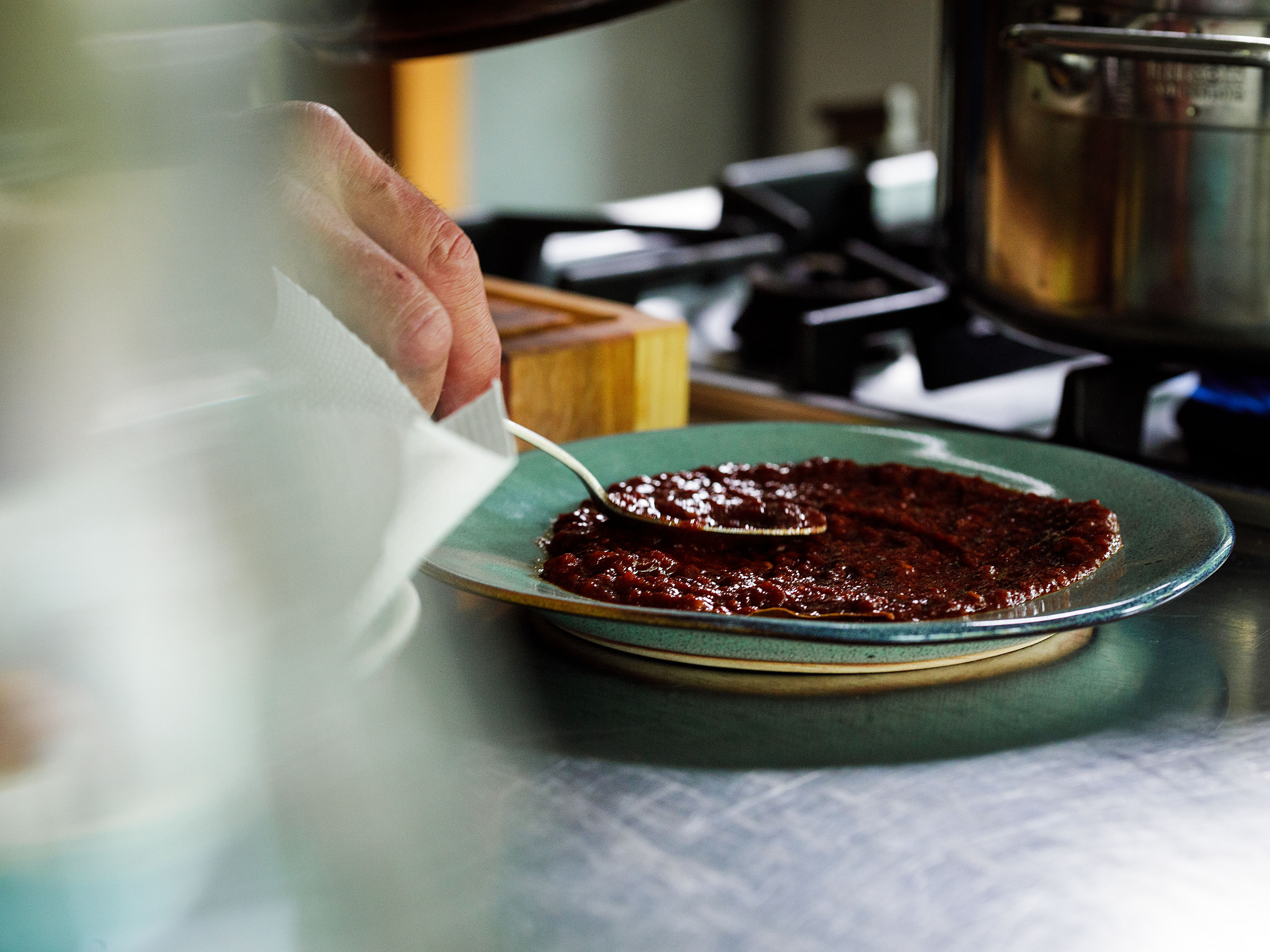 Schritt 4: Mit Pimentón bestreuen und mit Aïoli servieren