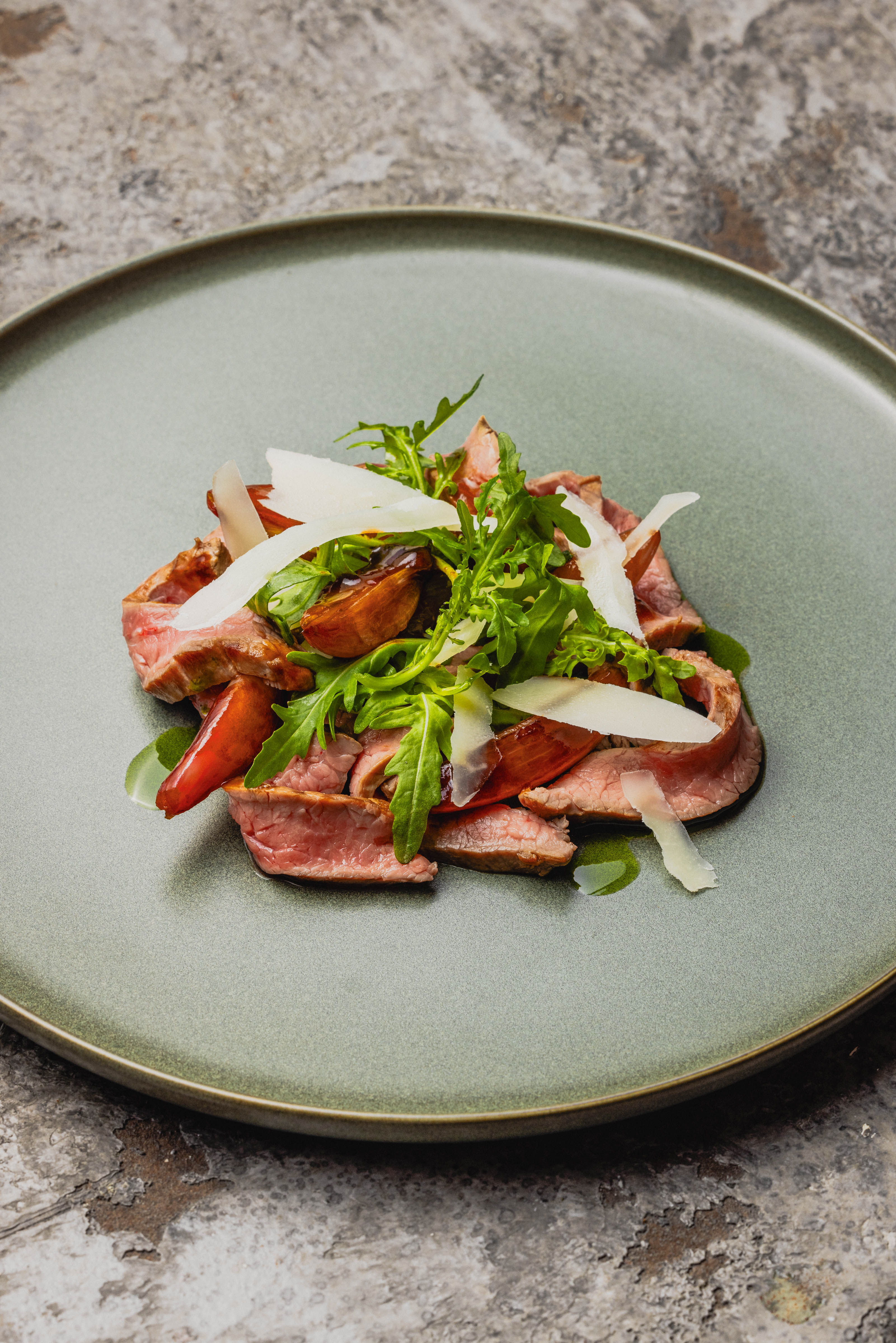 Rauchiges Flanksteak vom Grill mit Aceto-Zwiebeln, Rucola und Pecorino Rezept