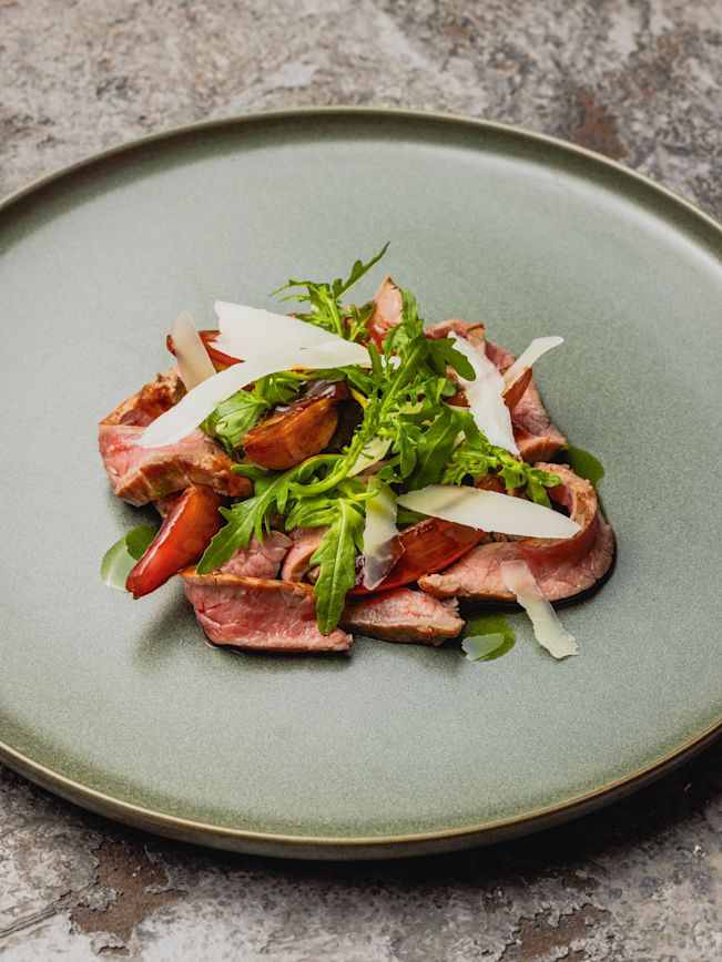 Rauchiges Flanksteak vom Grill mit Aceto-Zwiebeln, Rucola und Pecorino Rezept Rauchiges Flanksteak vom Grill mit Aceto-Zwiebeln, Rucola und Pecorino Rezept