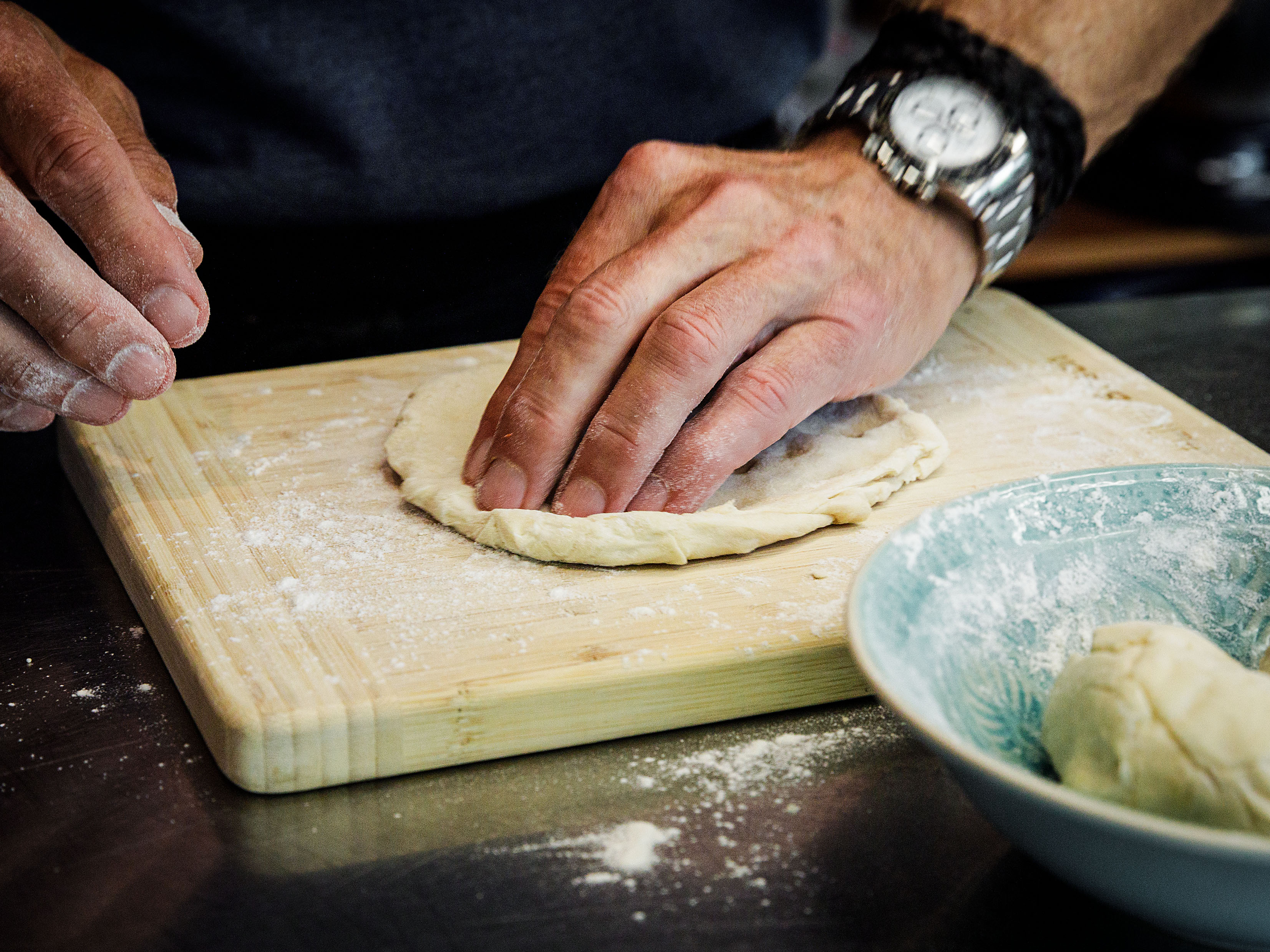 Schritt 3:  Jede Kugel auf einer leicht bemehlten Fläche zu einem 1 cm dicken Kreis ausrollen