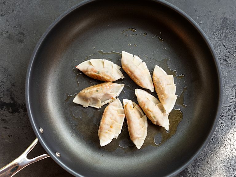 Scchritt 4: Gyoza braten und dämpfen Scchritt 4: Gyoza braten und dämpfen
