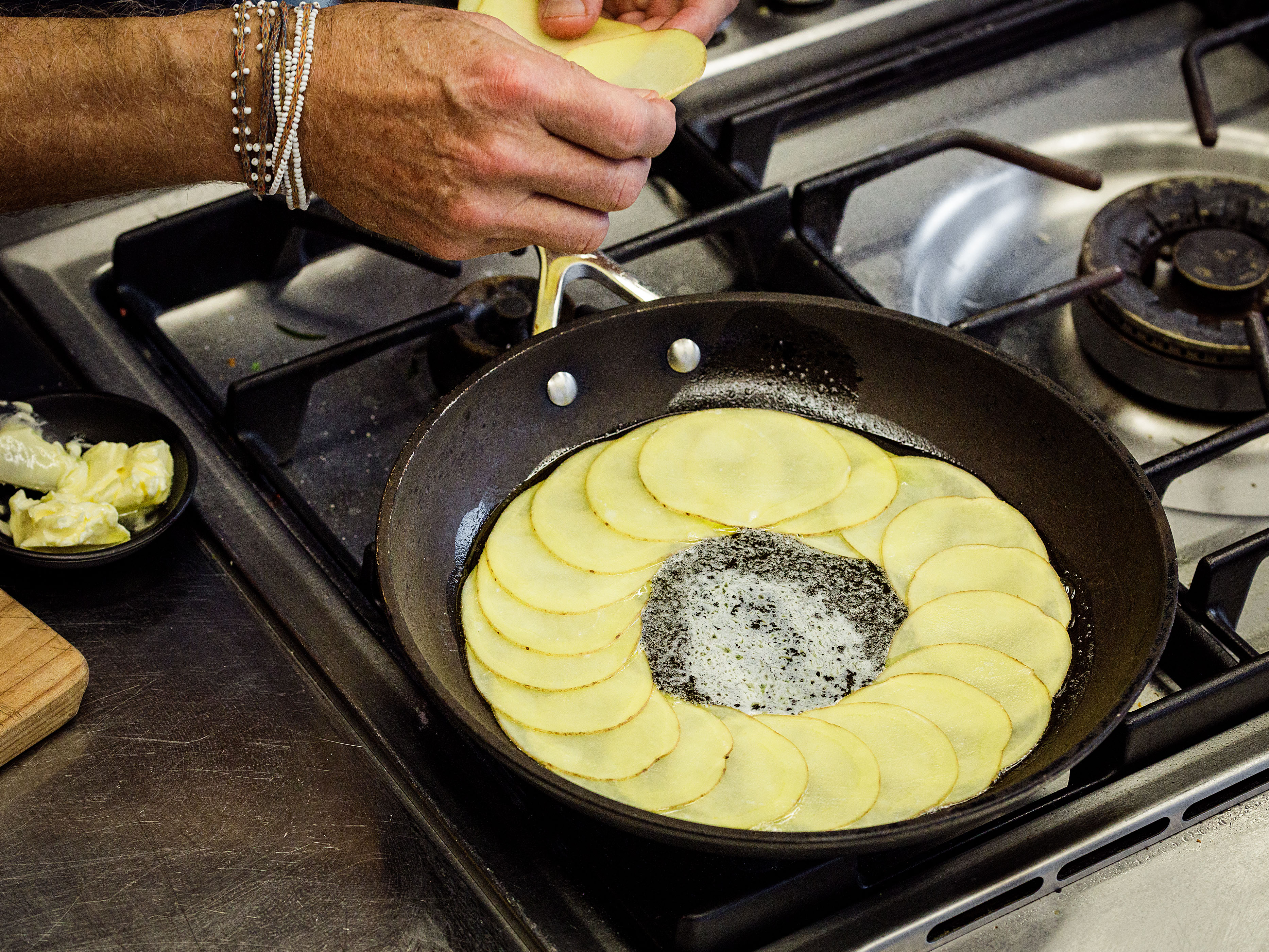 Schritt 1: Die Hitze ausschalten und die Scheiben dicht an dicht in konzentrischen Kreisen in die Pfanne legen