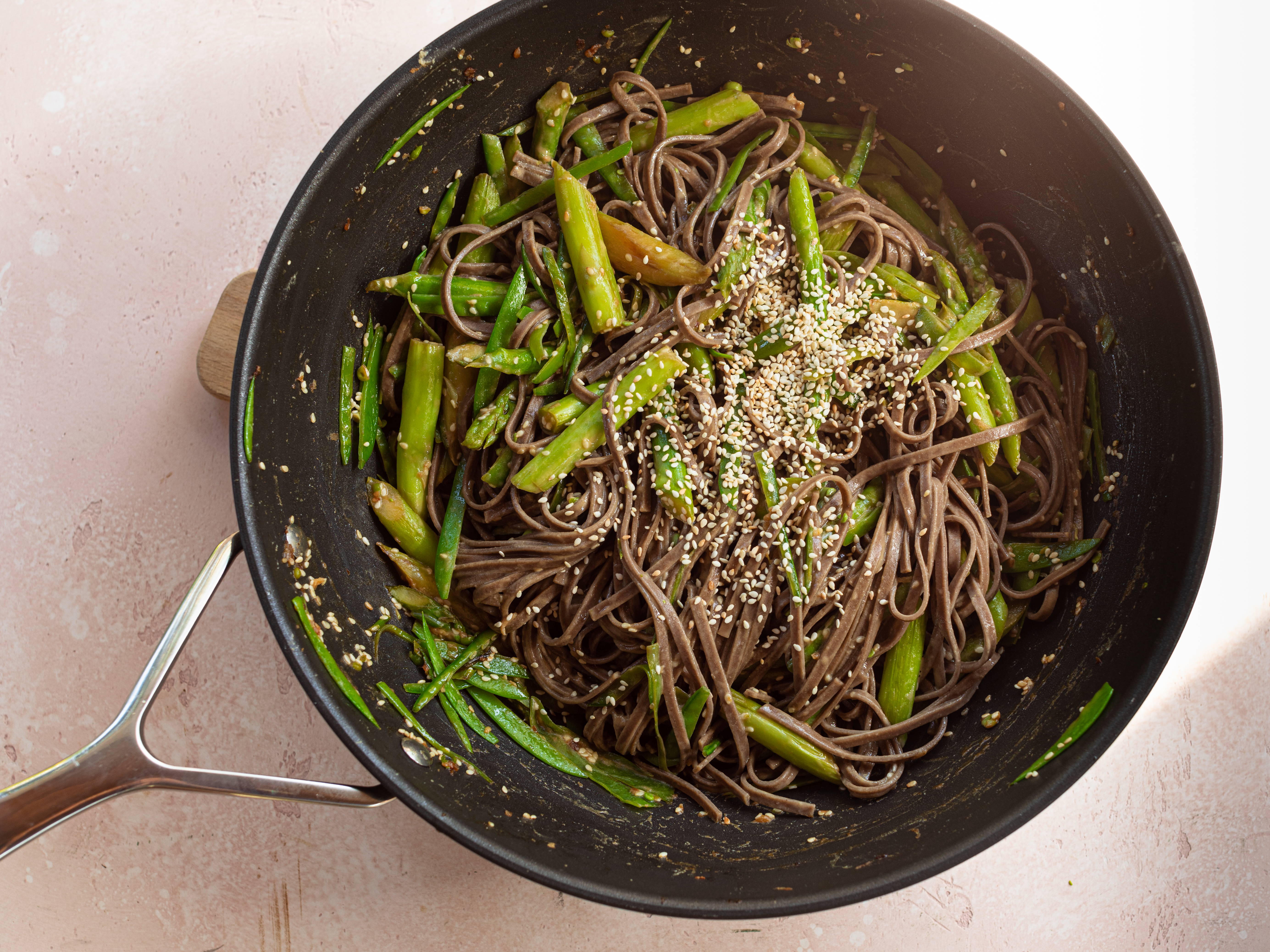 Schritt 5: Die gekochten Soba-Nudeln zu dem Gemüse und der Sauce in die Pfanne geben und vorsichtig mischen, um alles gut zu kombinieren