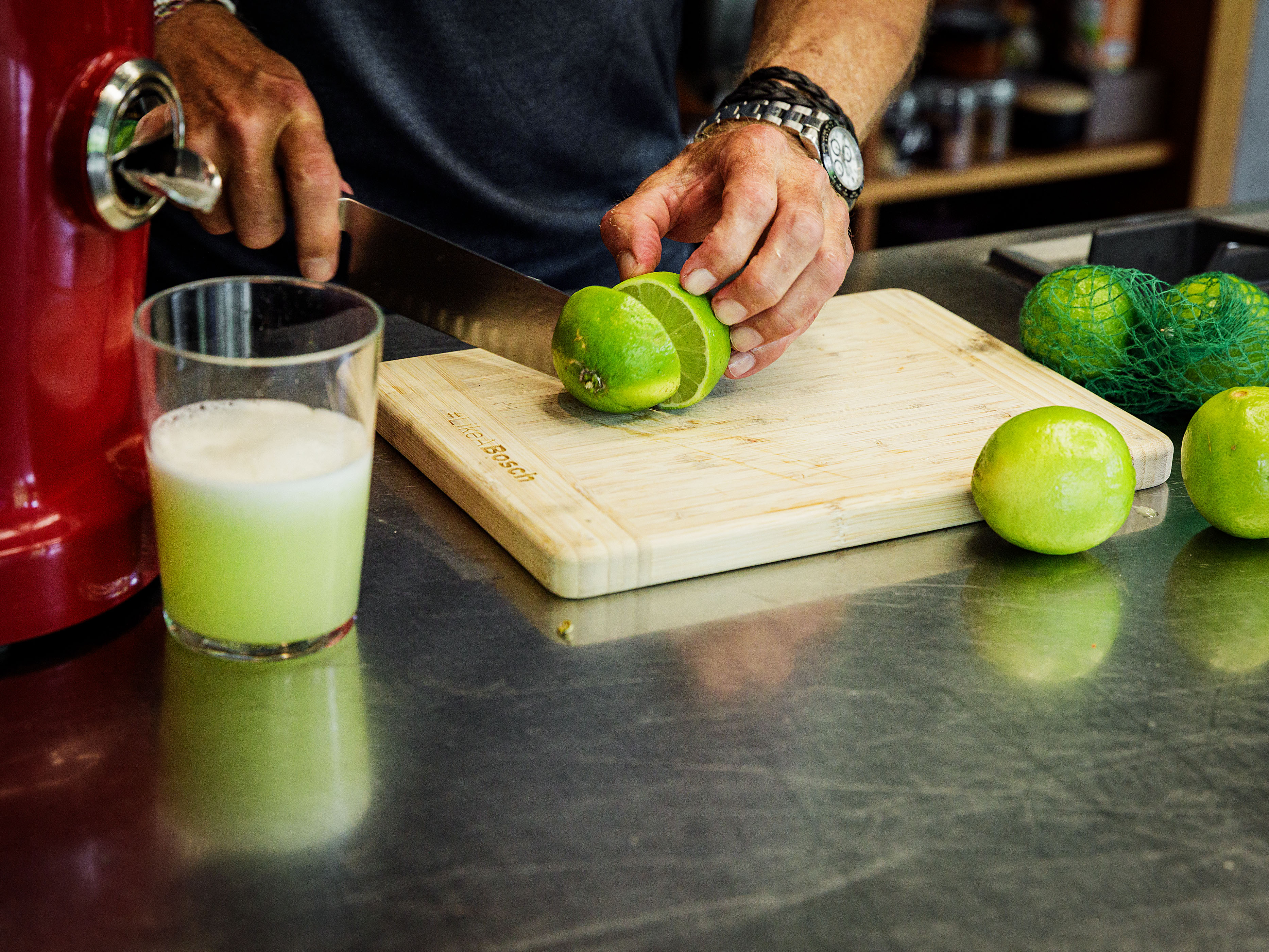Schritt 2: Saft aus den Limetten machen