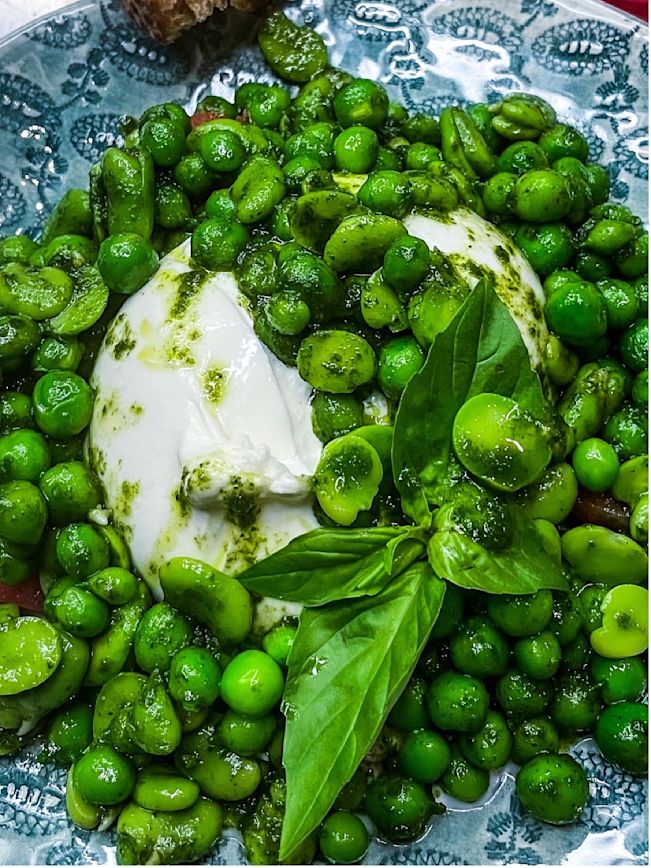 Burrata mit frischen Gartenerbsen, Fave-Bohnen und Basilikumöl Rezept
Burrata mit frischen Gartenerbsen, Fave-Bohnen und Basilikumöl Rezept