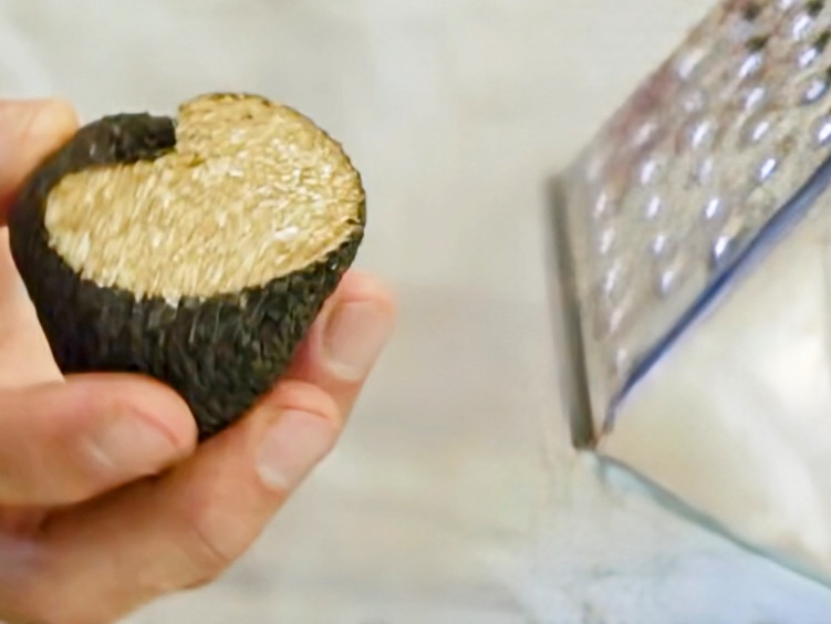 Schritt 3:  Zusammenstellen der Artischocken Pilz Bruschetta  