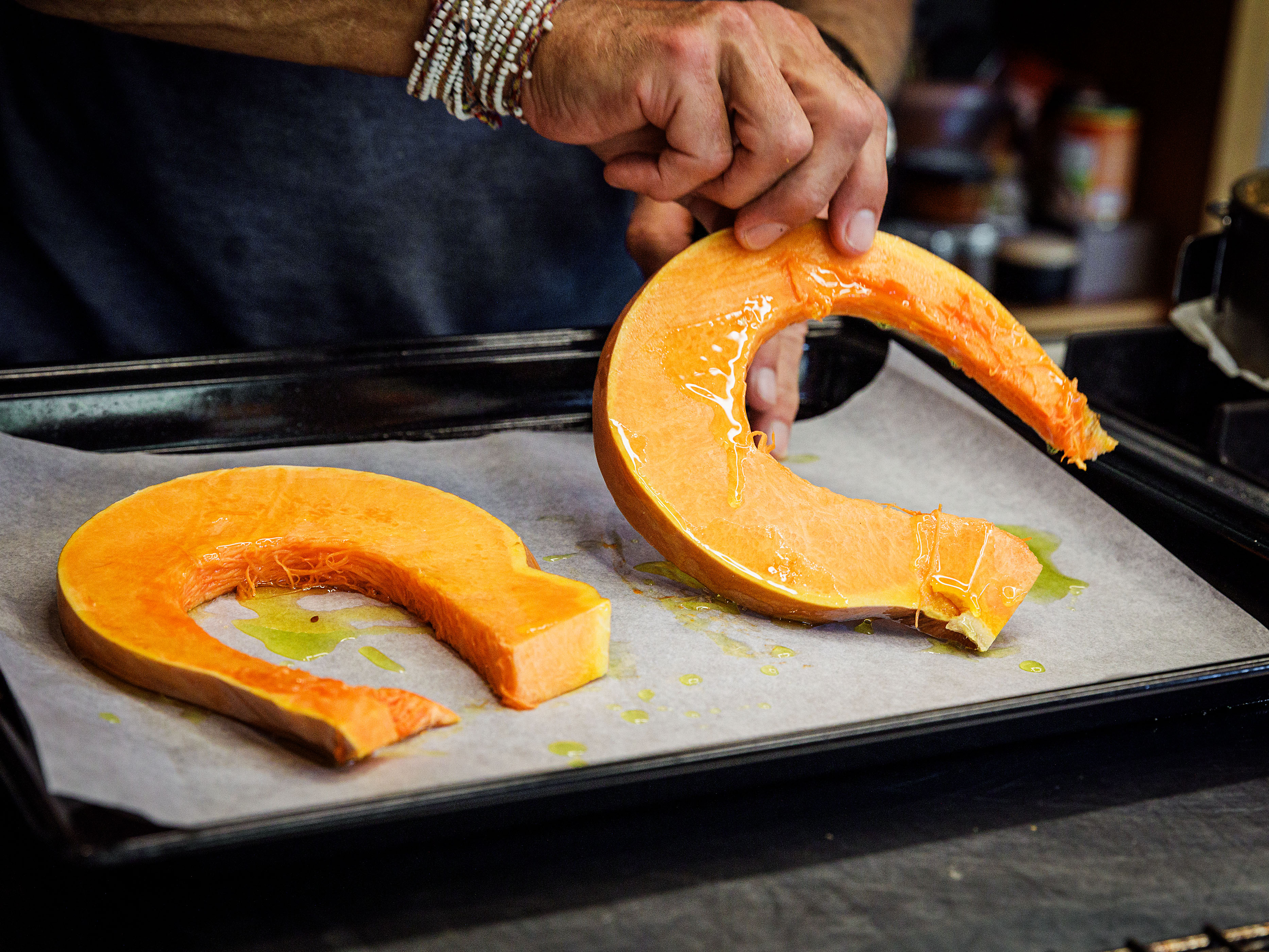 Schritt 1: Kürbis für Polenta mit Röstkürbis, Speck und Mandeln rösten 