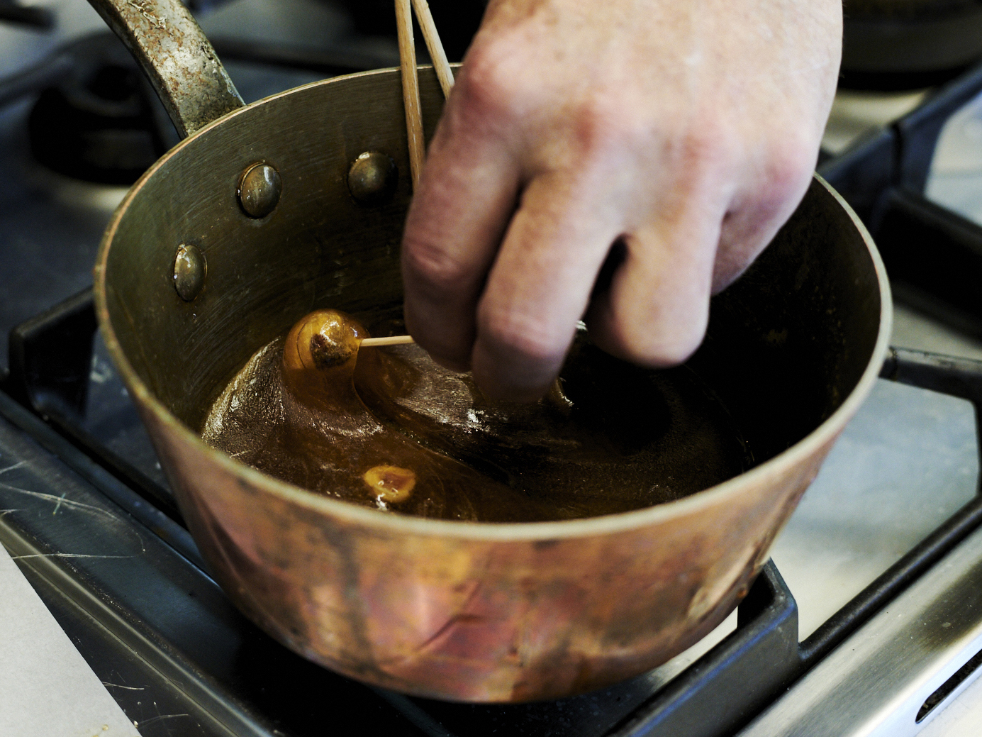 Schritt 7: Karamellisieren der Haselnüsse für den glutenfreien Schokoladen-Haselnuss-Kuchen