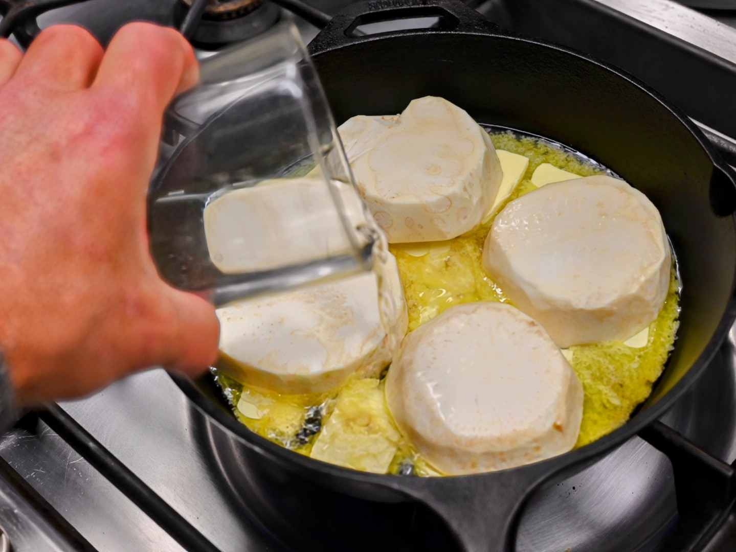 Schritt 1: Sellerie für Sellerie Steak Fondant vorbereiten und anbraten 