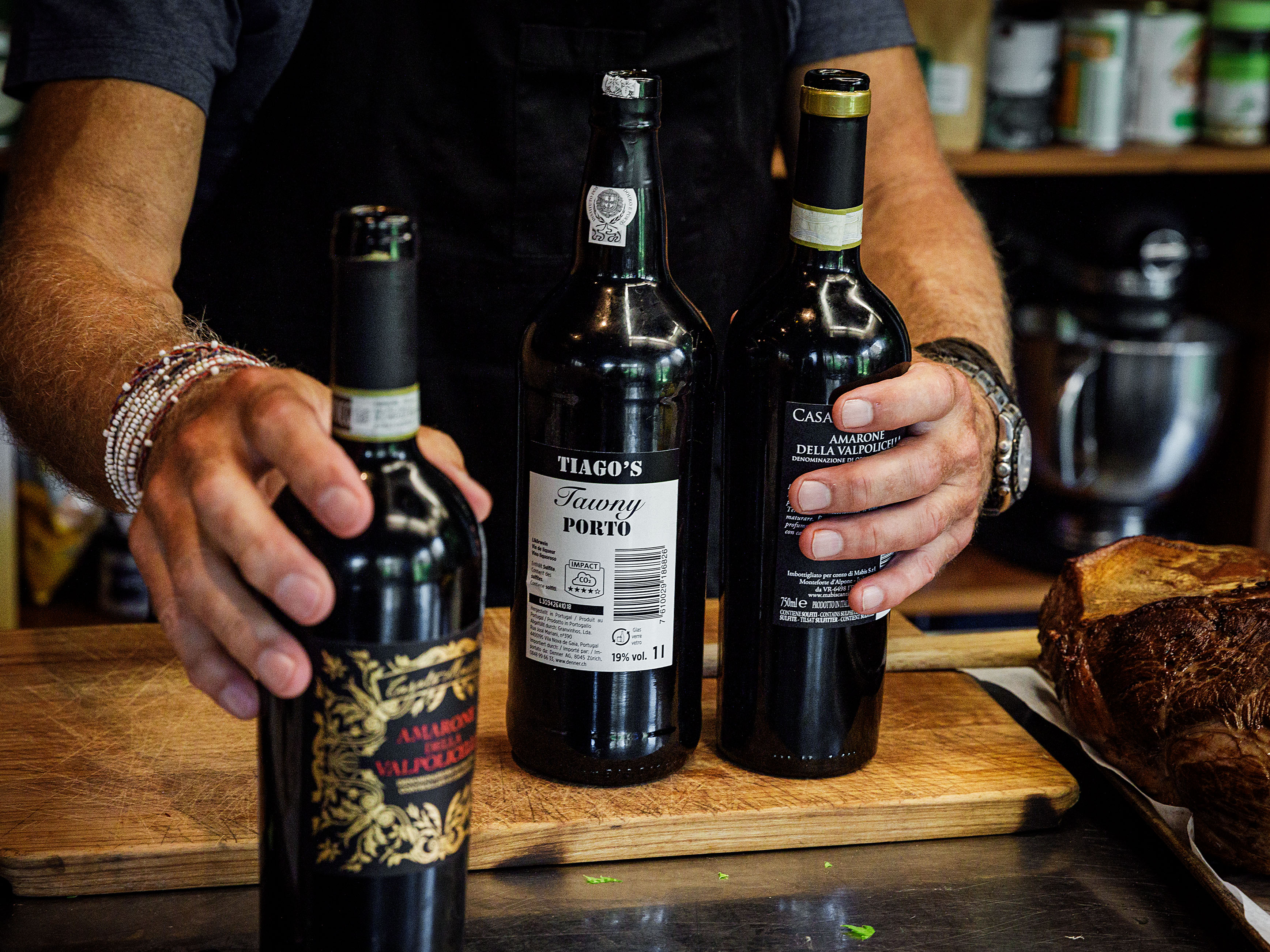 Schritt 3: Kalbsfuss-Scheiben mit Rotwein und Portwein ablöschen