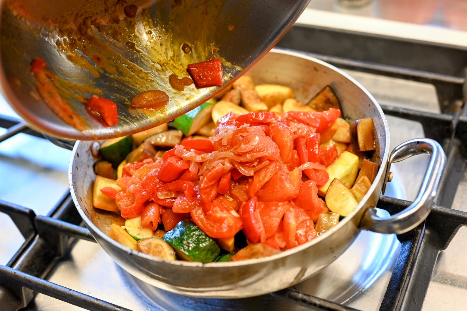 Schritt 1: Gemüse für  Ratatouille mit Kabeljau vorbereiten und im Ofenfesten Topf anrichten 