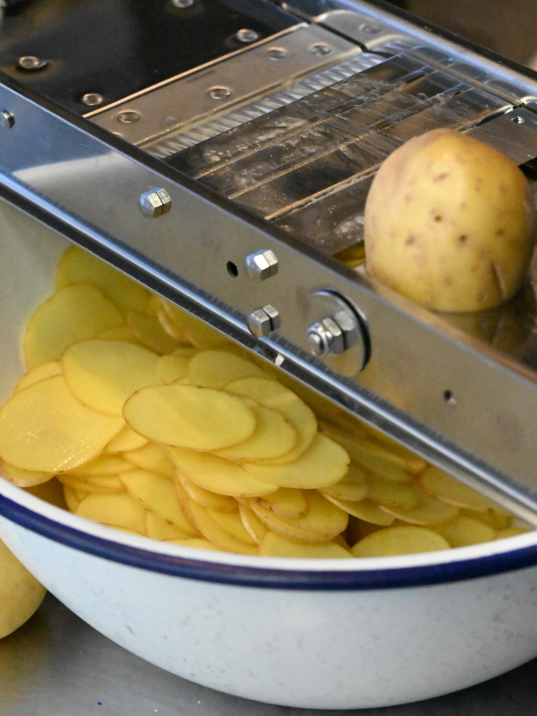 Schritt 2: Die Kartoffeln ungeschält mit einer Mandoline in 1 mm dünne Scheiben hobeln