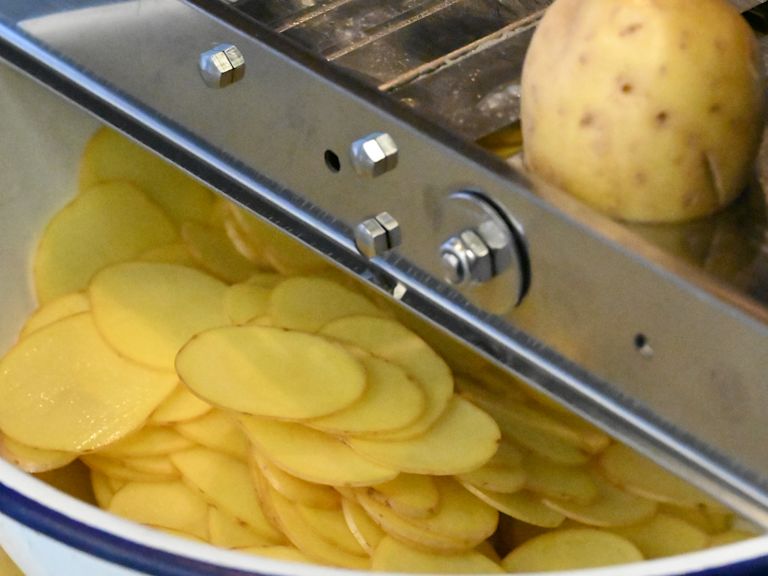 Schritt 2: Die Kartoffeln ungeschält mit einer Mandoline in 1 mm dünne Scheiben hobeln Schritt 2: Die Kartoffeln ungeschält mit einer Mandoline in 1 mm dünne Scheiben hobeln