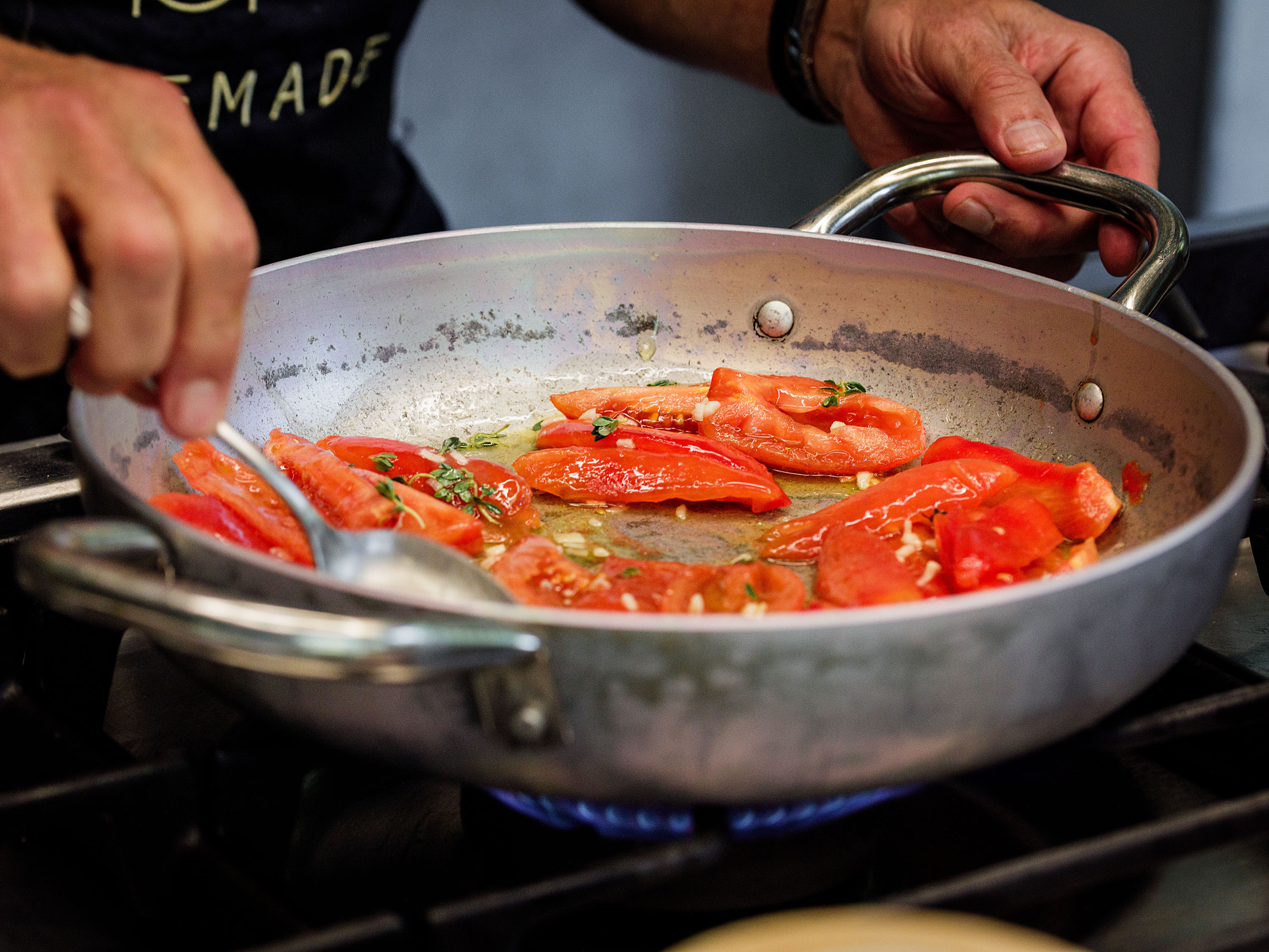 Schritt 2: Sauce zubereiten für Spaghetti mit Schmortomaten, Knusper-Kapern und Ricotta