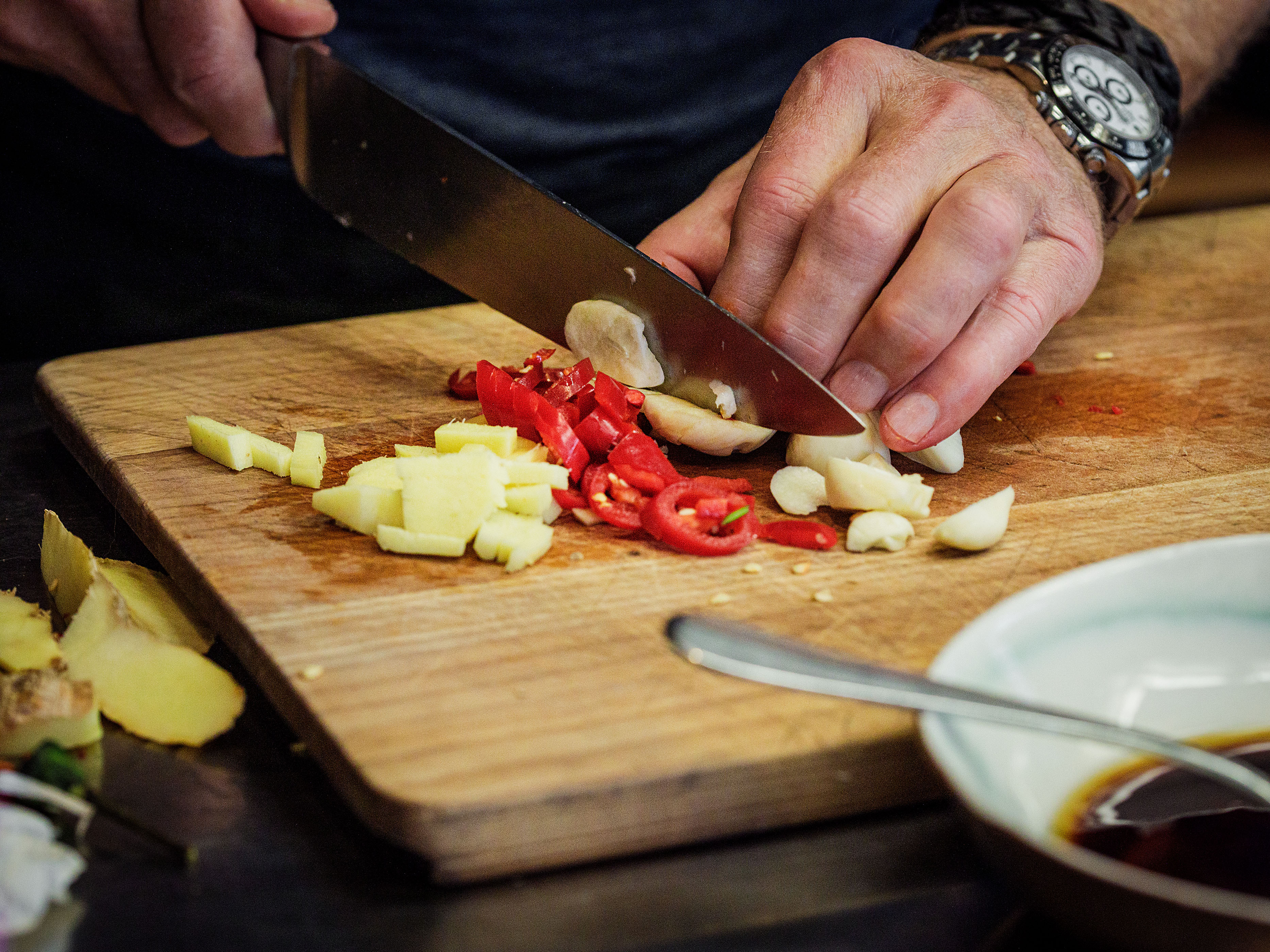 Schritt 3: Knoblauch und Chilis mit ihren Kernen grob hacken