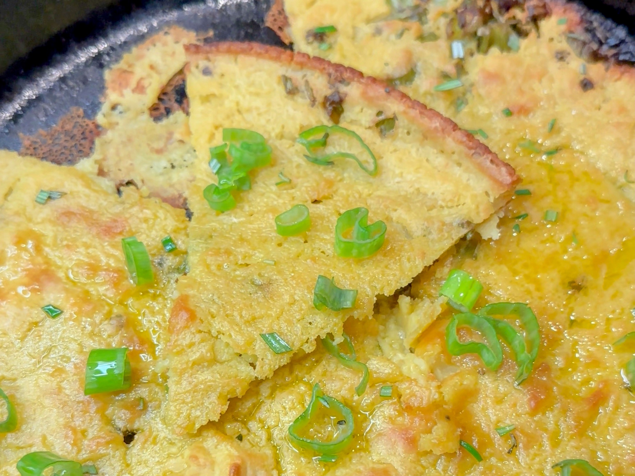 Schritt 3: Direkt in der Pfanne mit einem Teigschaber oder einer Palette in Stücke teilen, mit frischen Lauchzwiebeln bestreuen und sofort servieren