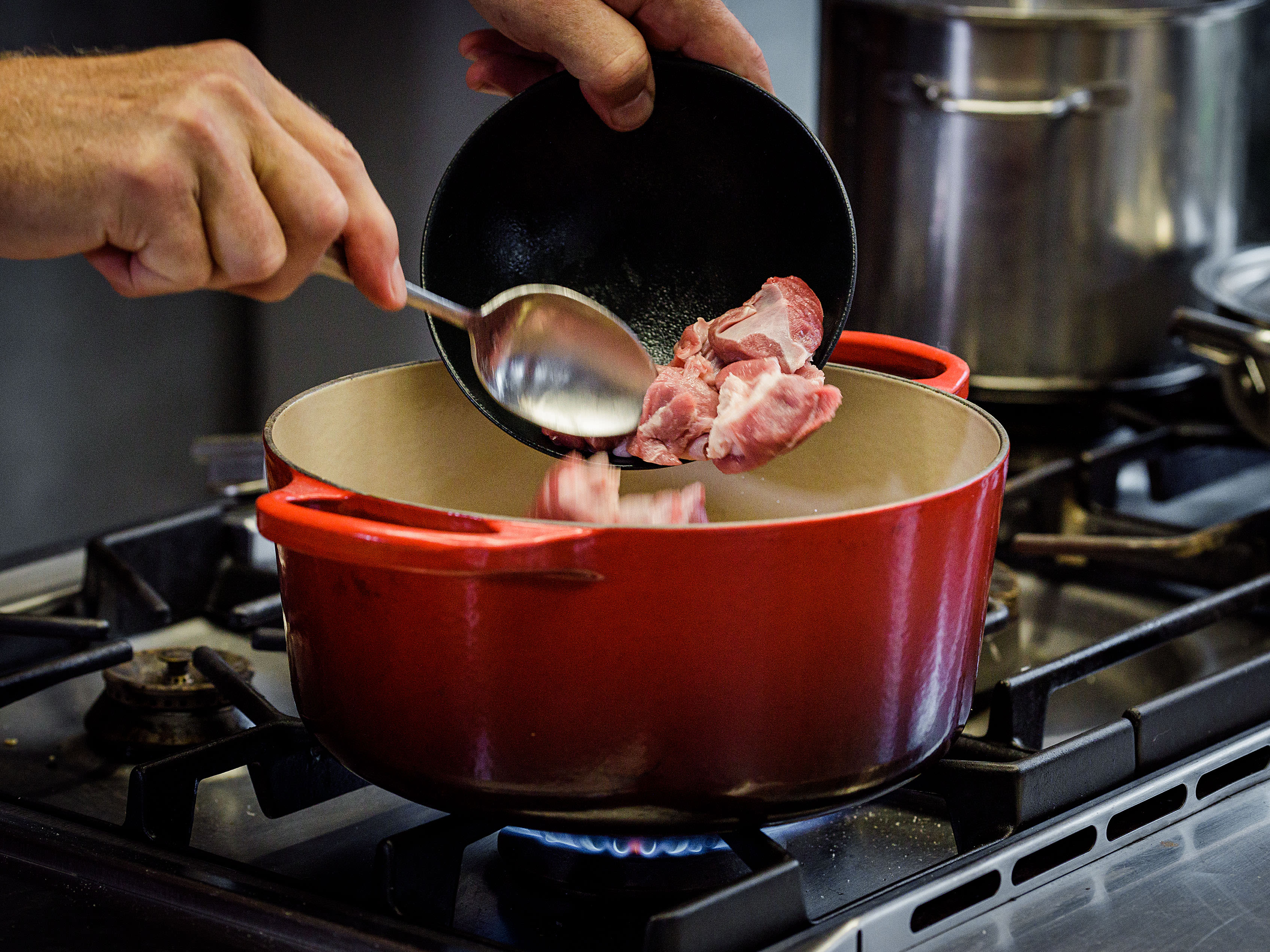 Schritt 1:  Fleisch für Toskanisches Ragout mit Orangen  schneiden und anbraten.