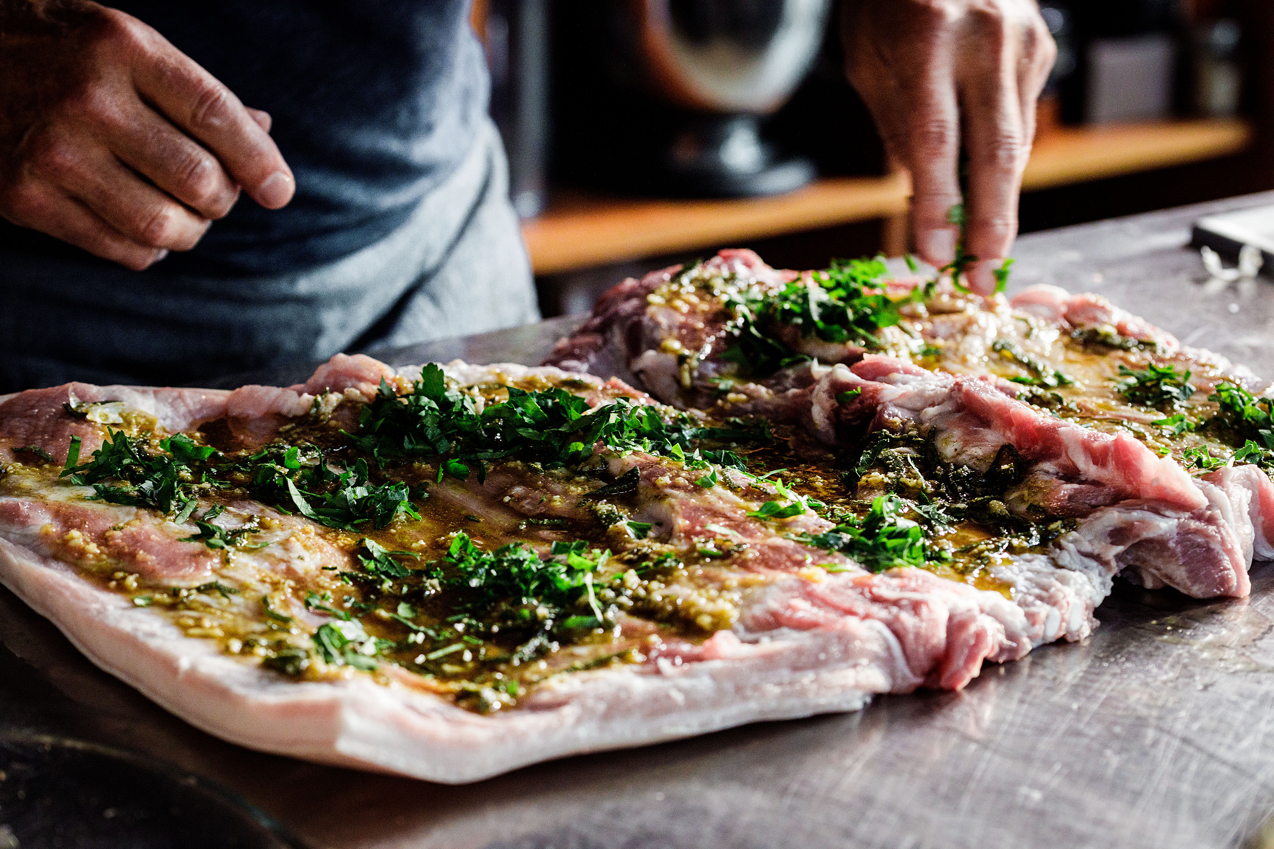 Schritt 3: Das Fleisch mit Salz und Pfeffer bestreuen und die Gewürzmischung gleichmässig darüber verteilen