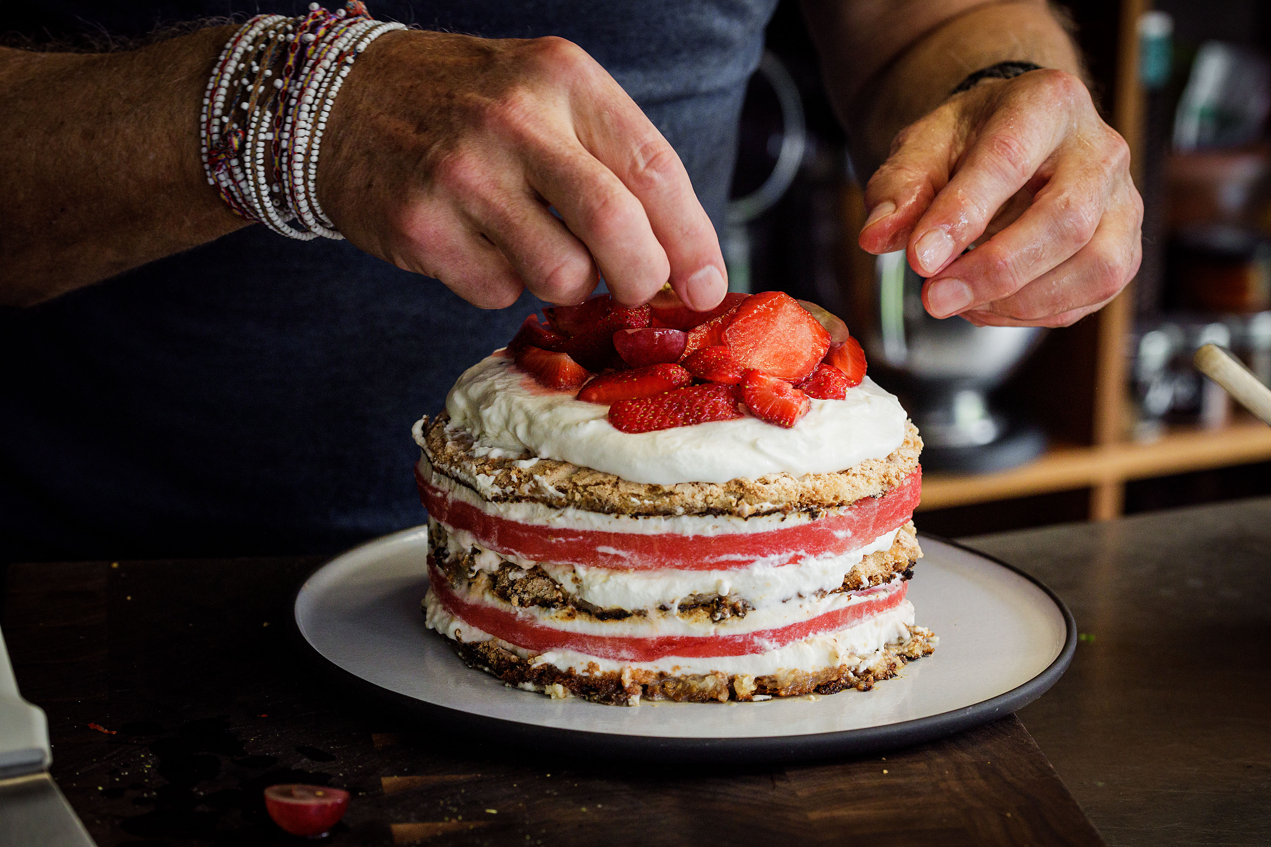 Schritt 5: Erdbeeren vorsichtig auf der Torte verteilen und leicht in den Schlagrahm drücken