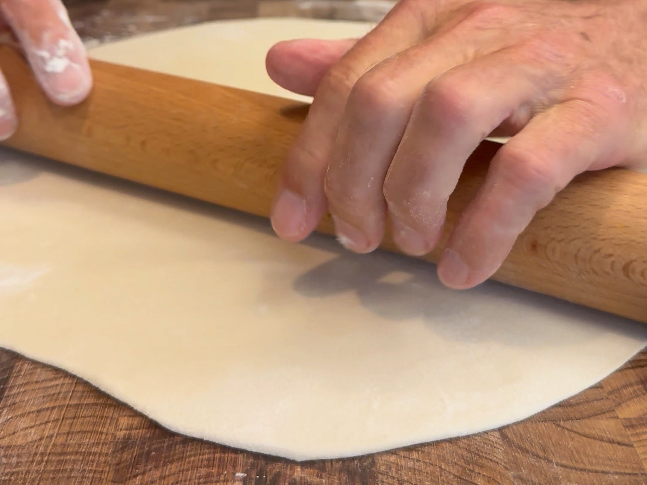 Schritt 2: Die Teigballen auf einer bemehlten Arbeitsfläche leicht ausrollen