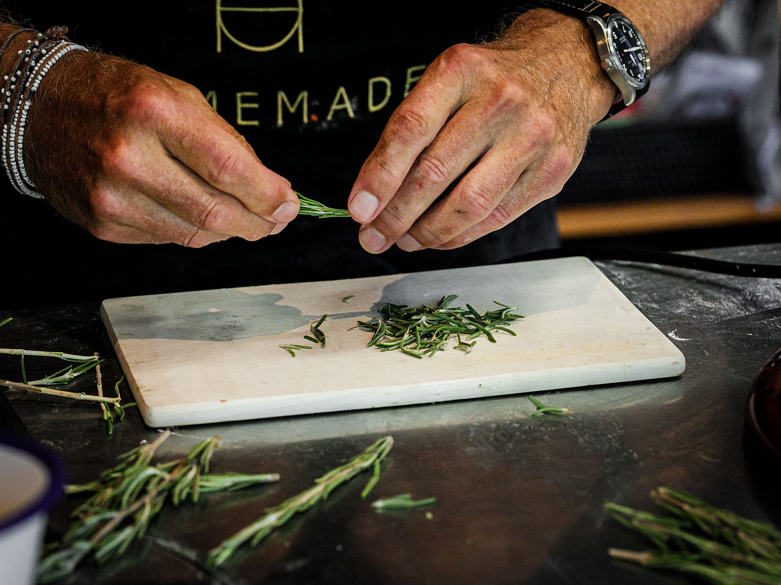 Schritt 2: Rosmarinnadeln fein hacken