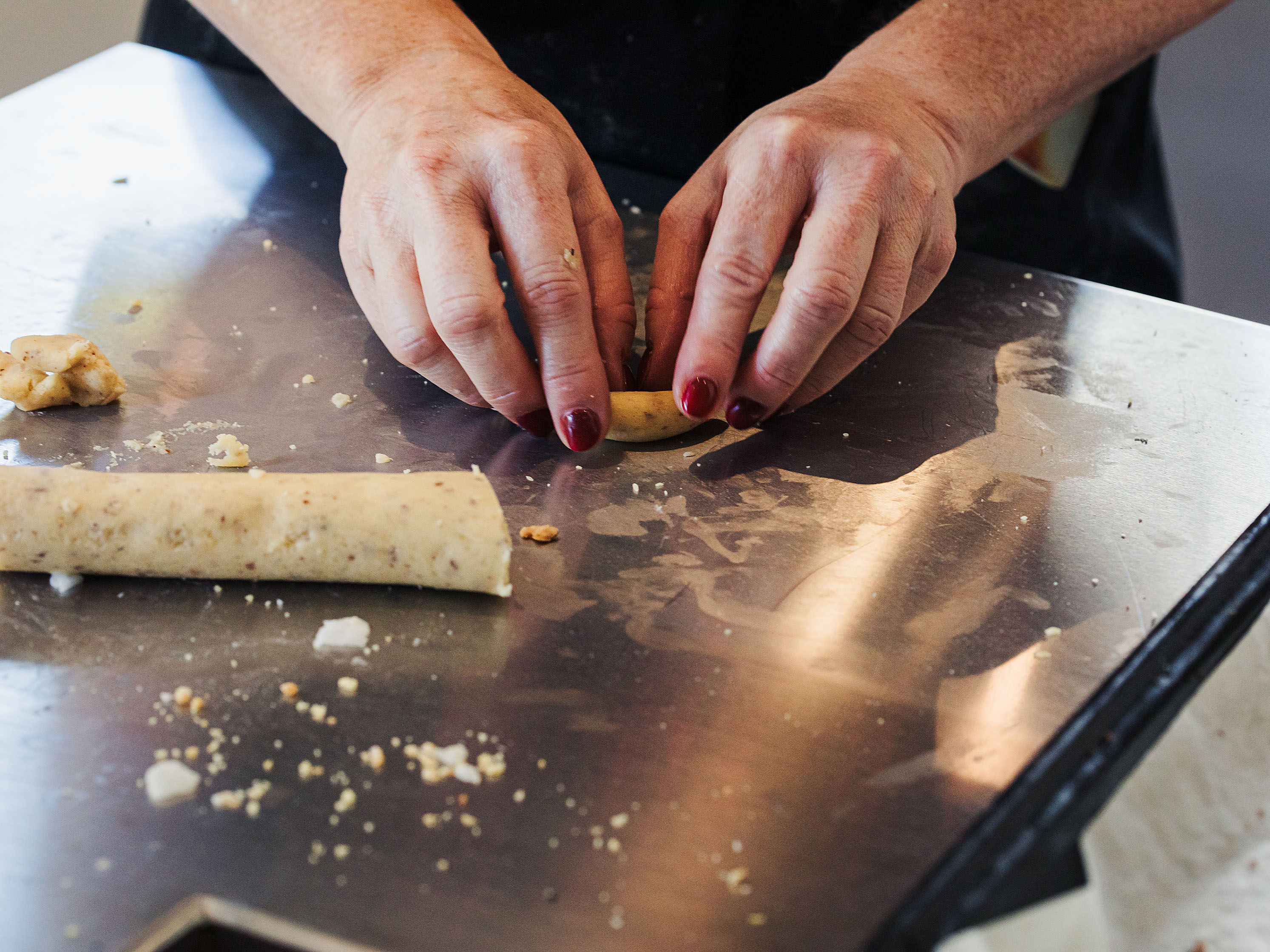 Schritt 2: Die Teigstücke zu Halbmonde formen