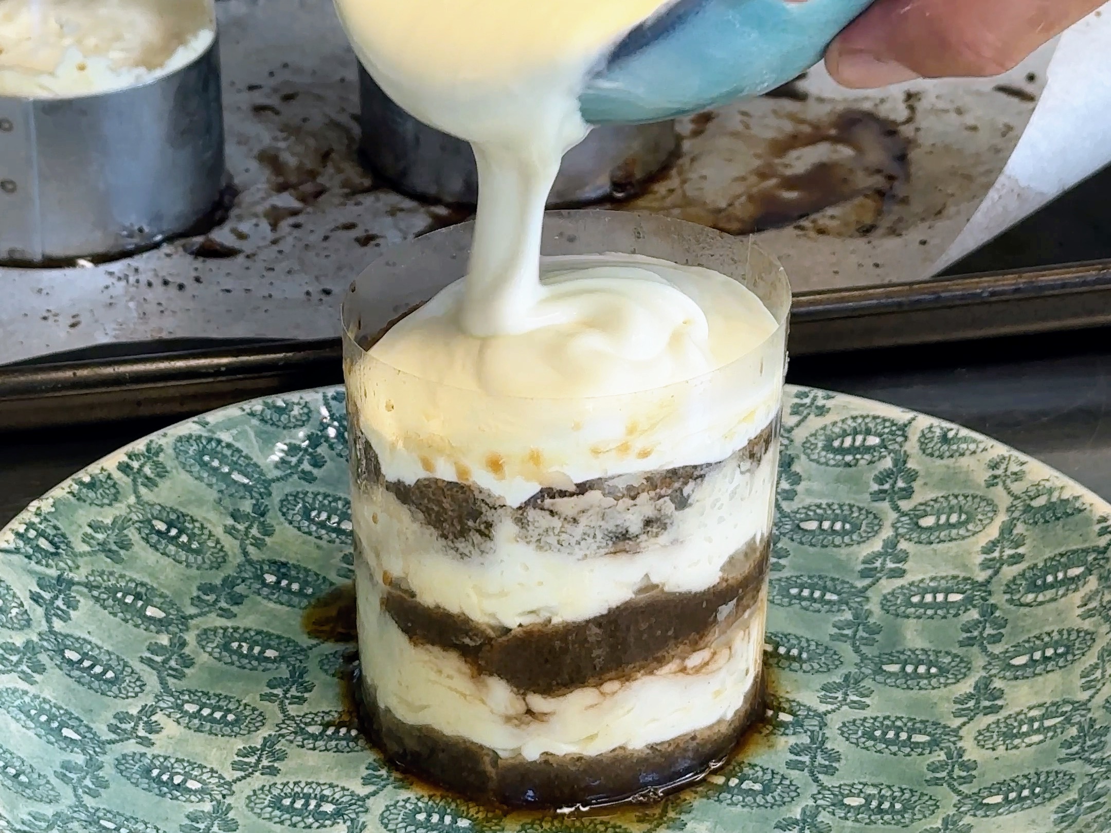 Schritt 4: Die Mascarponecreme und Rahm Mischung auf die oberste Schicht geben