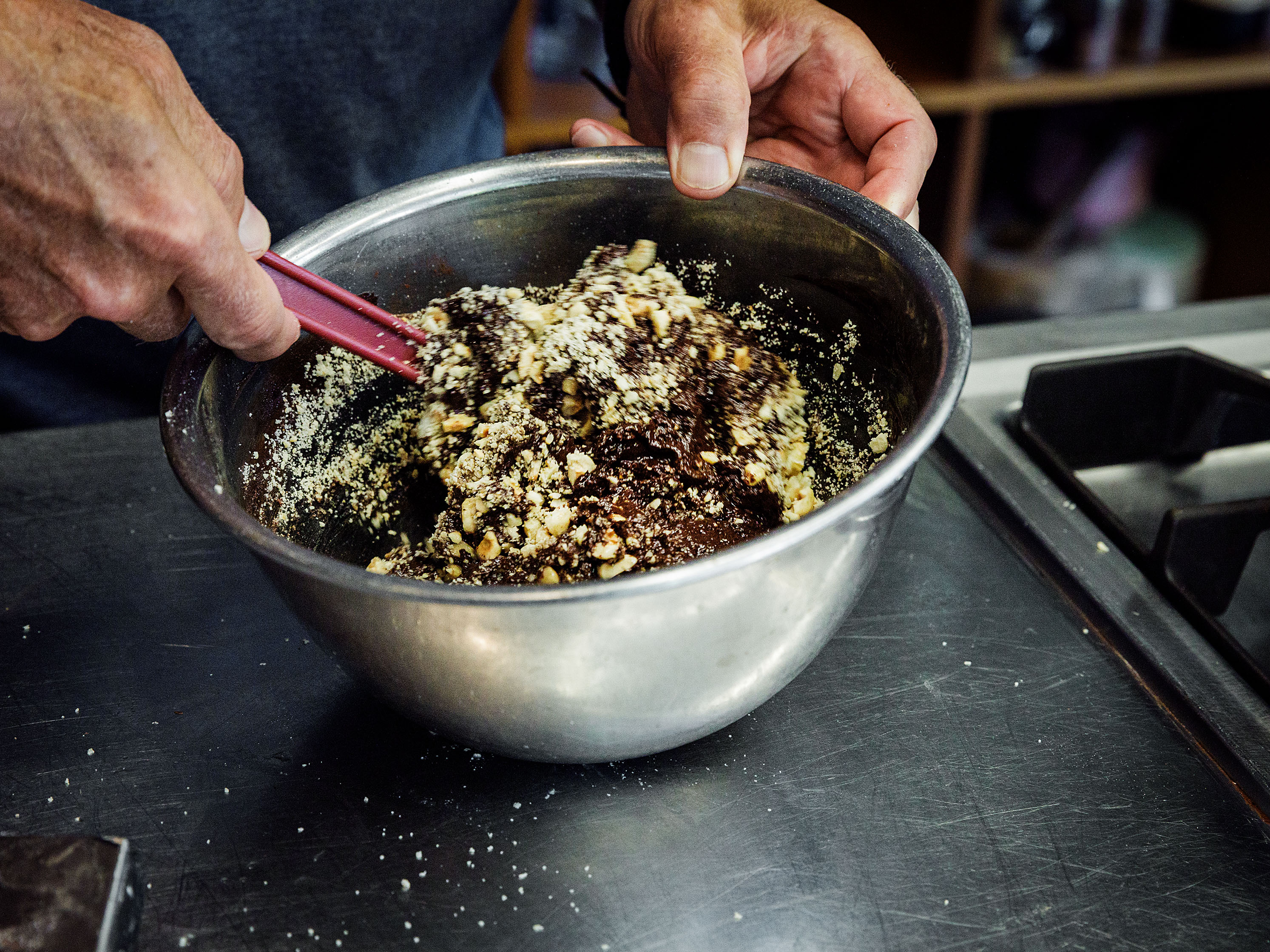 Schritt 3: Füllung für Glutenfreien Schoko-Haselnuss-Buttermilch-Kuchen zubereiten und Schokoladenkuchen backen