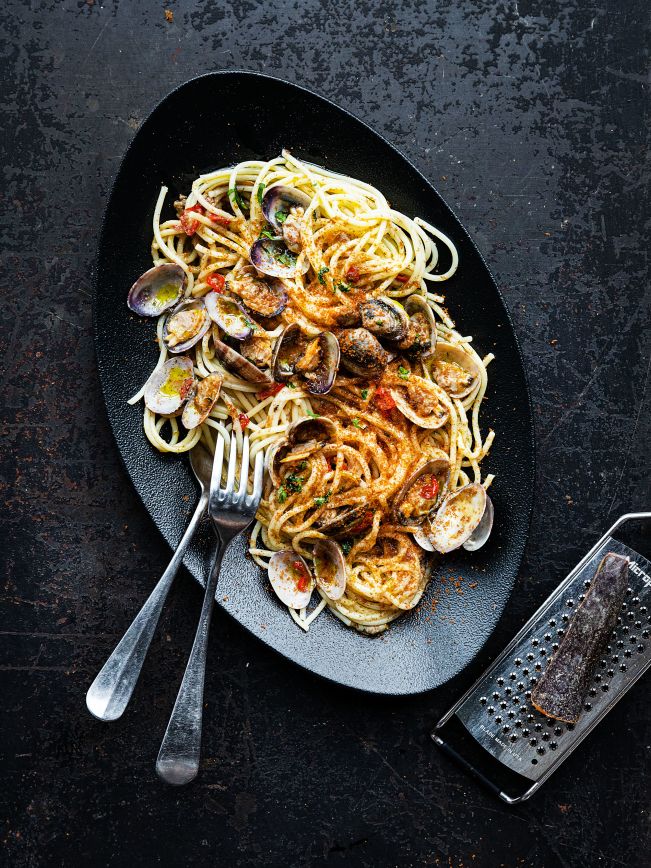 Spaghetti con le vongole e bottarga Rezept 