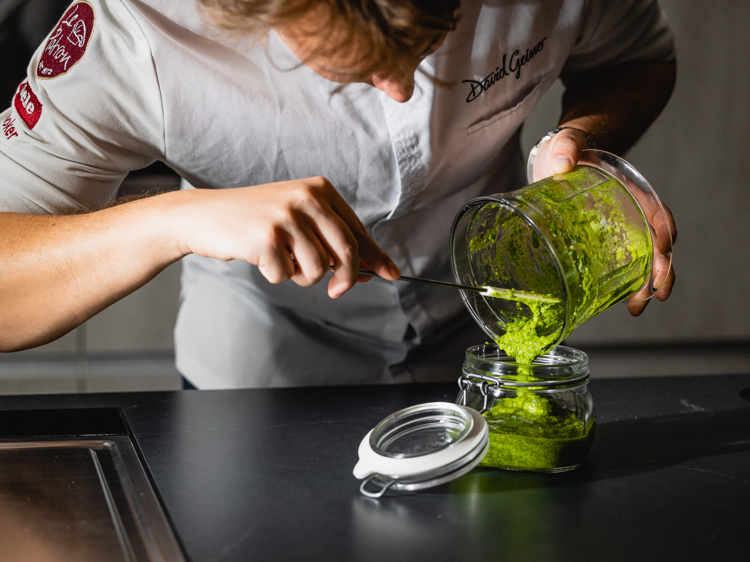 Schritt 1: Zutaten für Rucola-Walnuss-Pesto mit Parmesan vorbereiten 