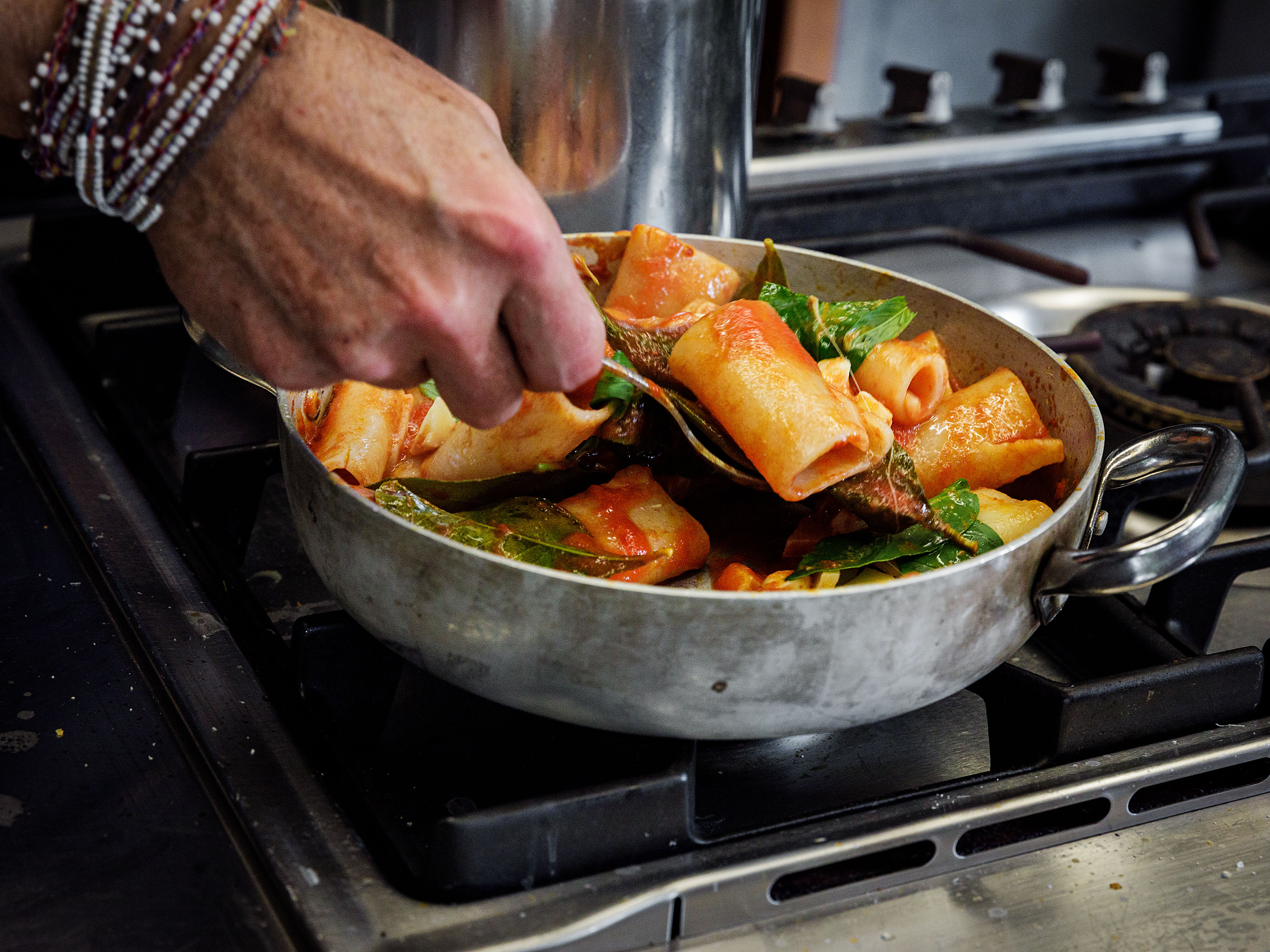 Schritt 3: Gericht Paccheri al sugo di pomodoro e limone fertigstellen 