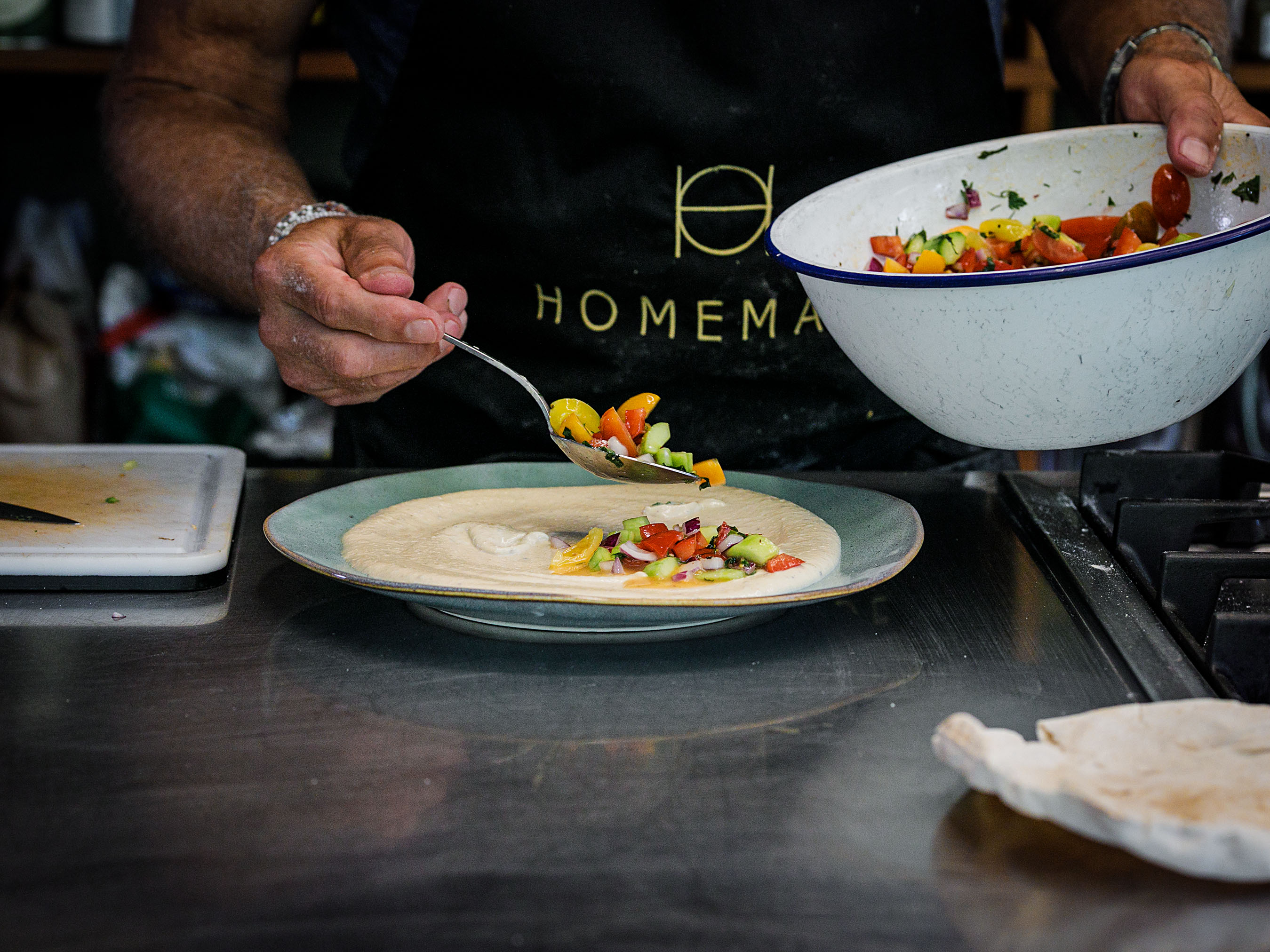 Schritt 3:  Israelischer Salat anrichten.