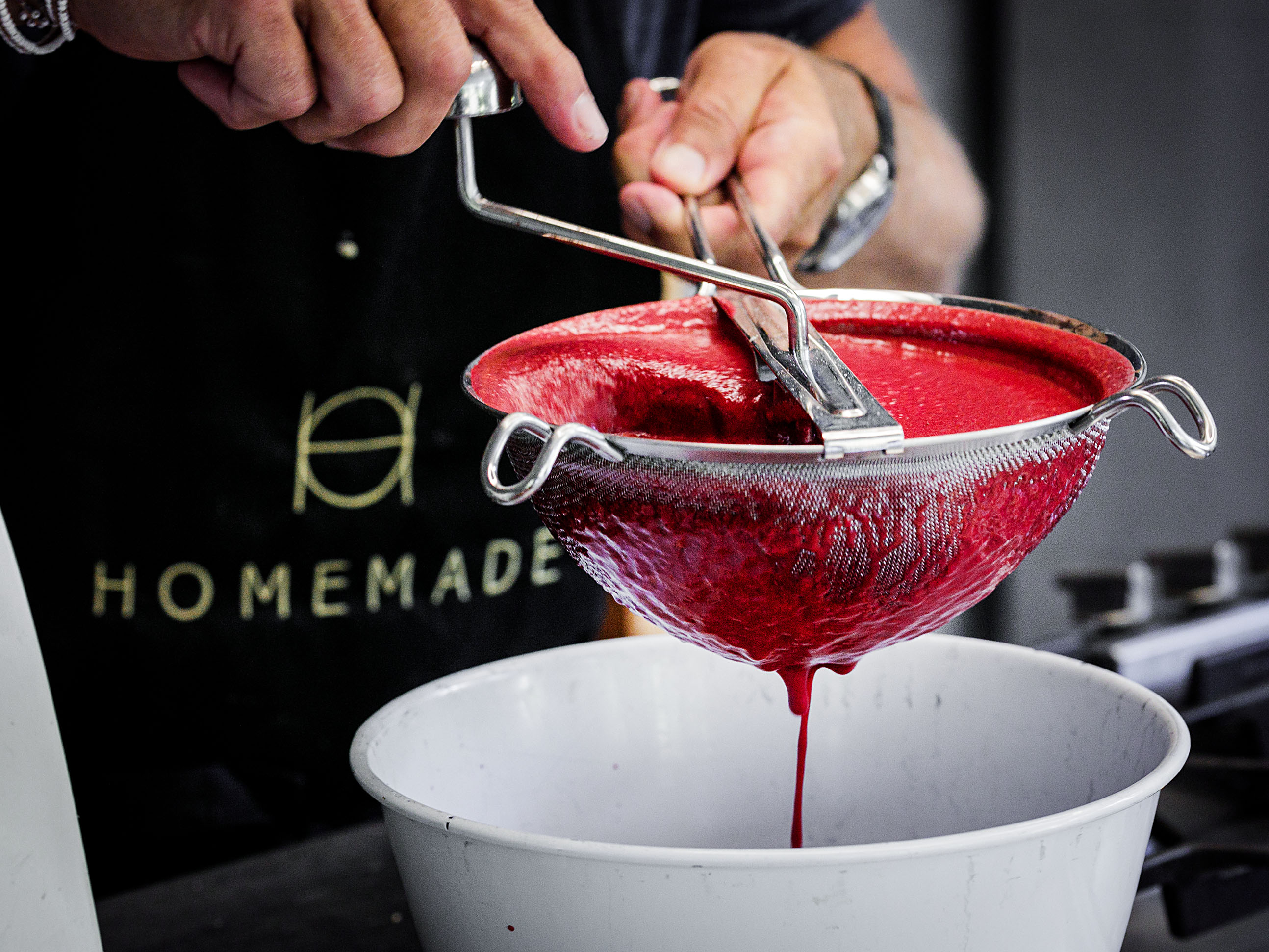 Schritt 2: Die marinierte Gemüse-Toastbrot-Mischung mit dem Randensaft zu einer cremigen Suppe mixen und durch ein Haarsieb passieren