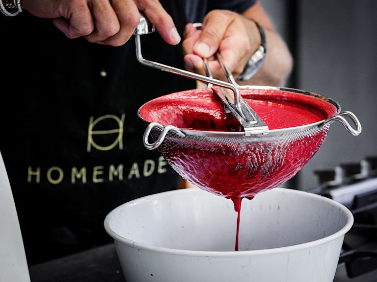 Schritt 2: Die marinierte Gemüse-Toastbrot-Mischung mit dem Randensaft zu einer cremigen Suppe mixen und durch ein Haarsieb passieren Schritt 2: Die marinierte Gemüse-Toastbrot-Mischung mit dem Randensaft zu einer cremigen Suppe mixen und durch ein Haarsieb passieren