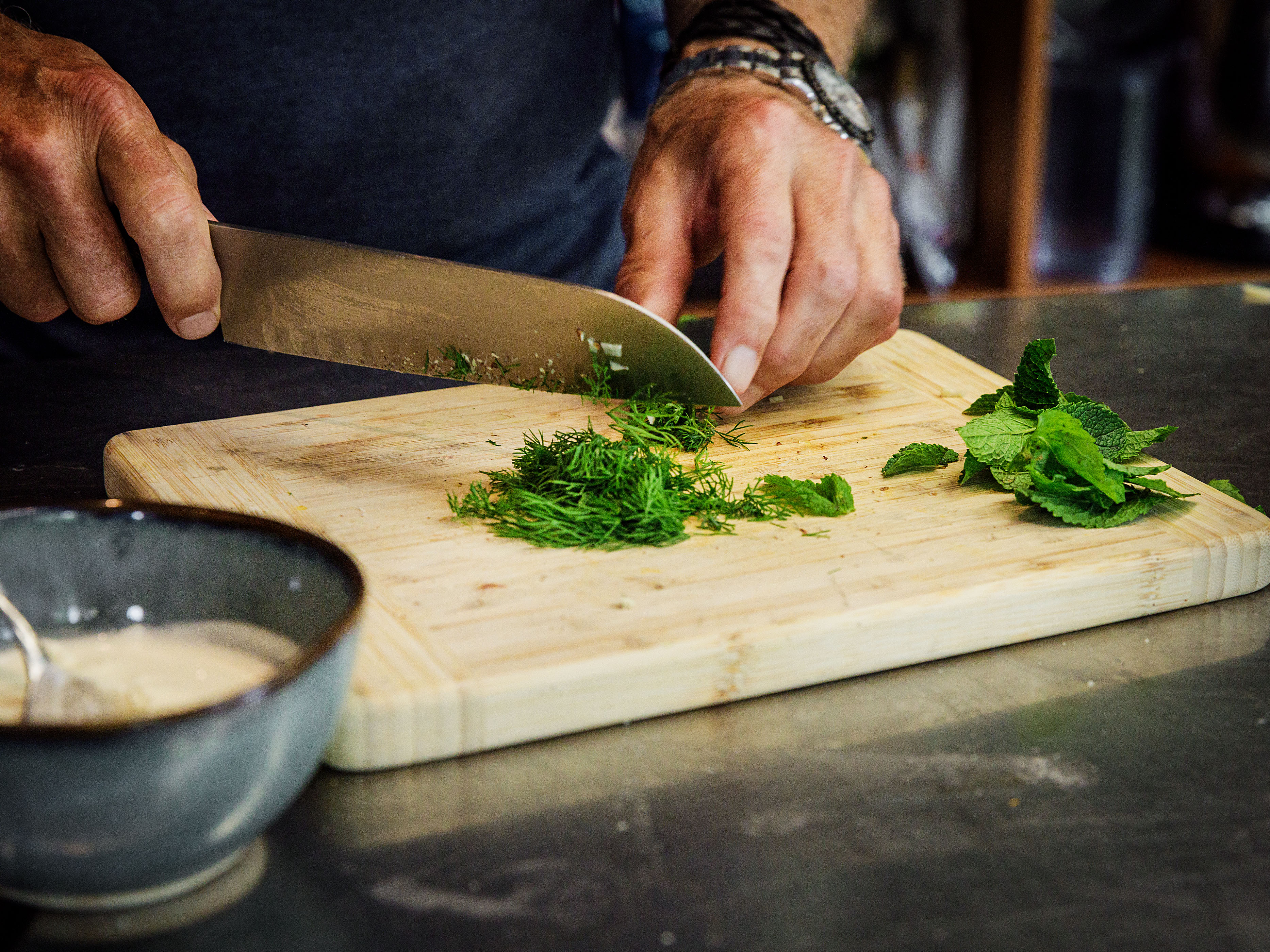 Schritt 2: Die frischen Kräuter hacken