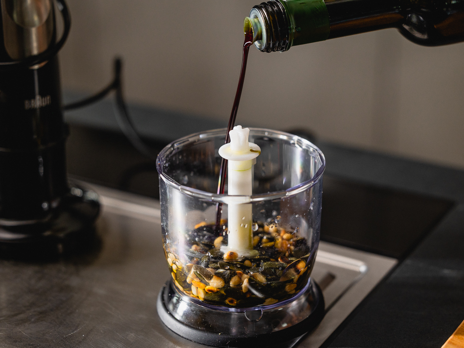 Schritt 2: Alle Zutaten für den Pesto in einen Mixer geben und fein mixen bis die gewünschte Konsistenz erreicht ist