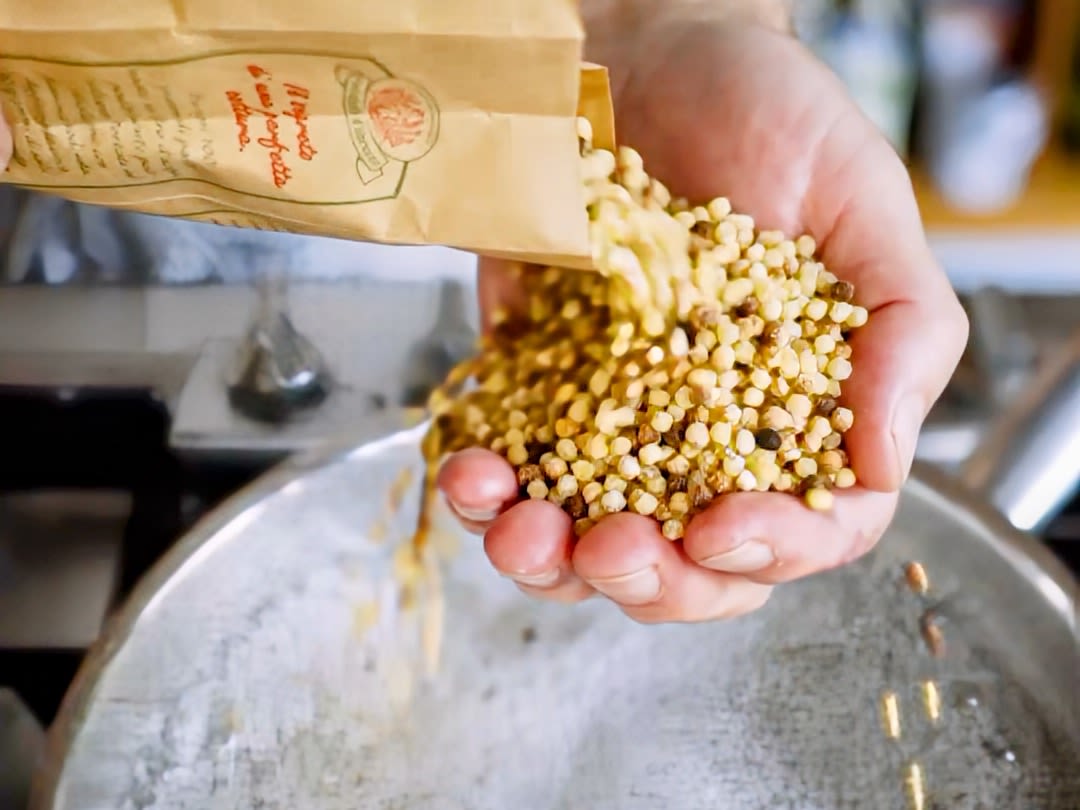 Schritt 1: Safran für Fregola Sarda mit Spargeln und Erbsen vorbereiten und Fregola kochen  