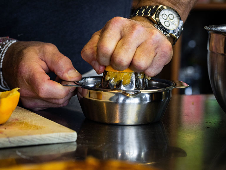 Schritt 2: Labneh mit den Vanillesamen, dem Honig und dem Orangensaft und -abrieb gut verrühren